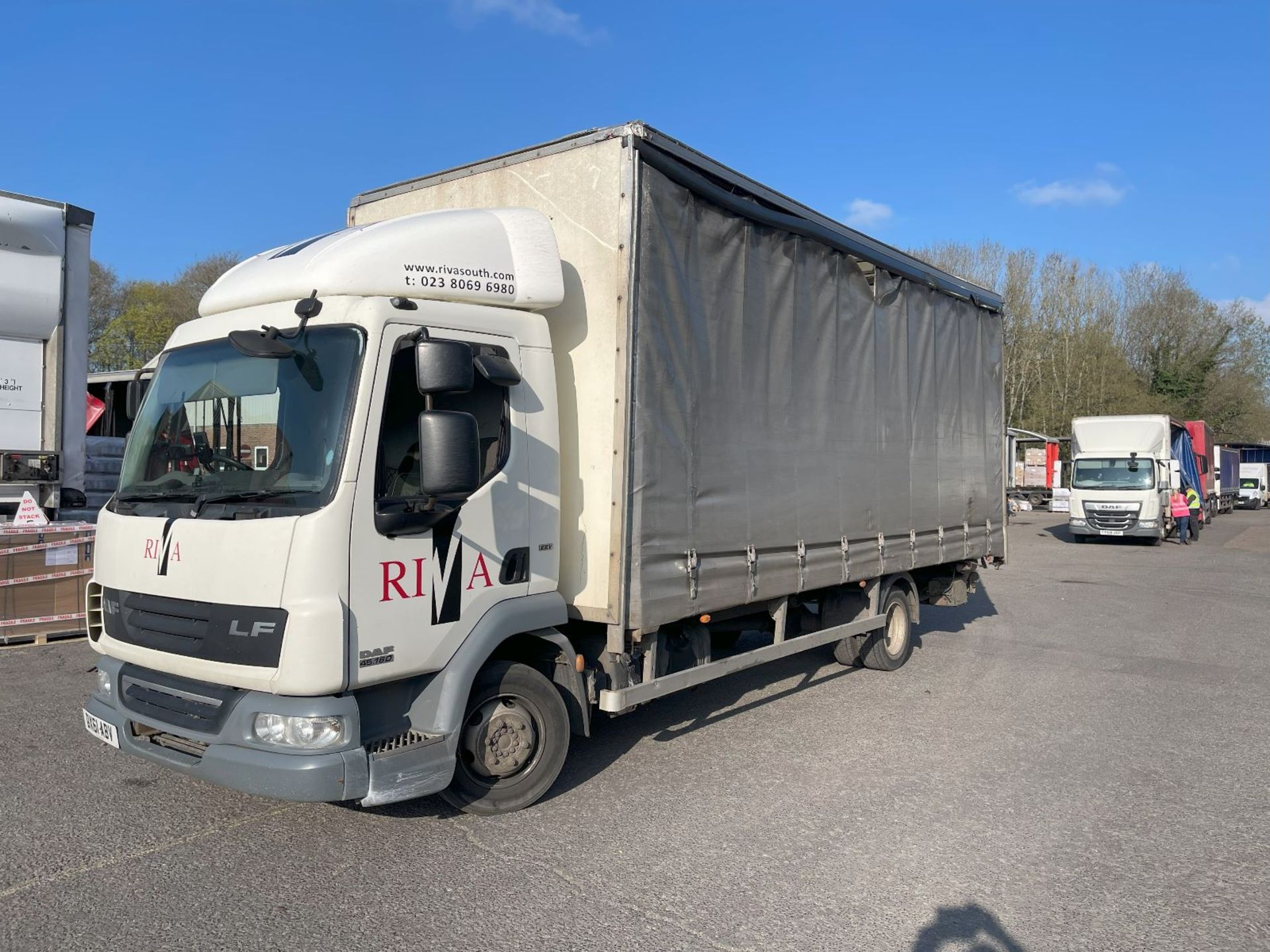 DAF LF45.160 7.5T CURTAINSIDE RIGID TRUCK WITH DHOLLANDIA TUCK UNDER TAIL LIFT - Image 3 of 10