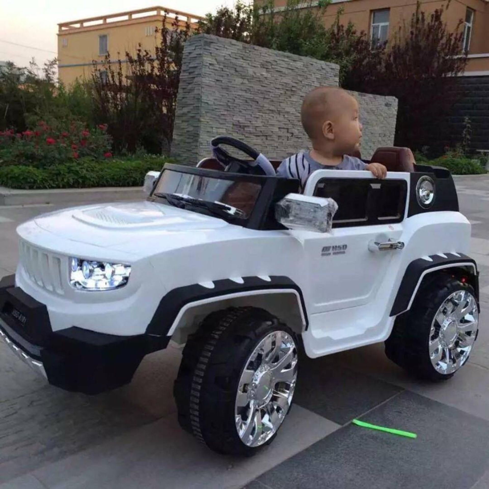 WHITE 4X4 KIDS ELECTRIC RIDE ON JEEP WITH REMOTE - Image 5 of 5