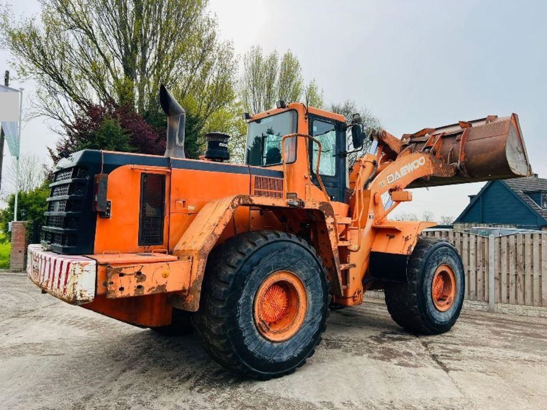 DAEWOO MEGA400-V 4WD LOADING SHOVEL C/W REVERSE CAMERA - Image 7 of 17