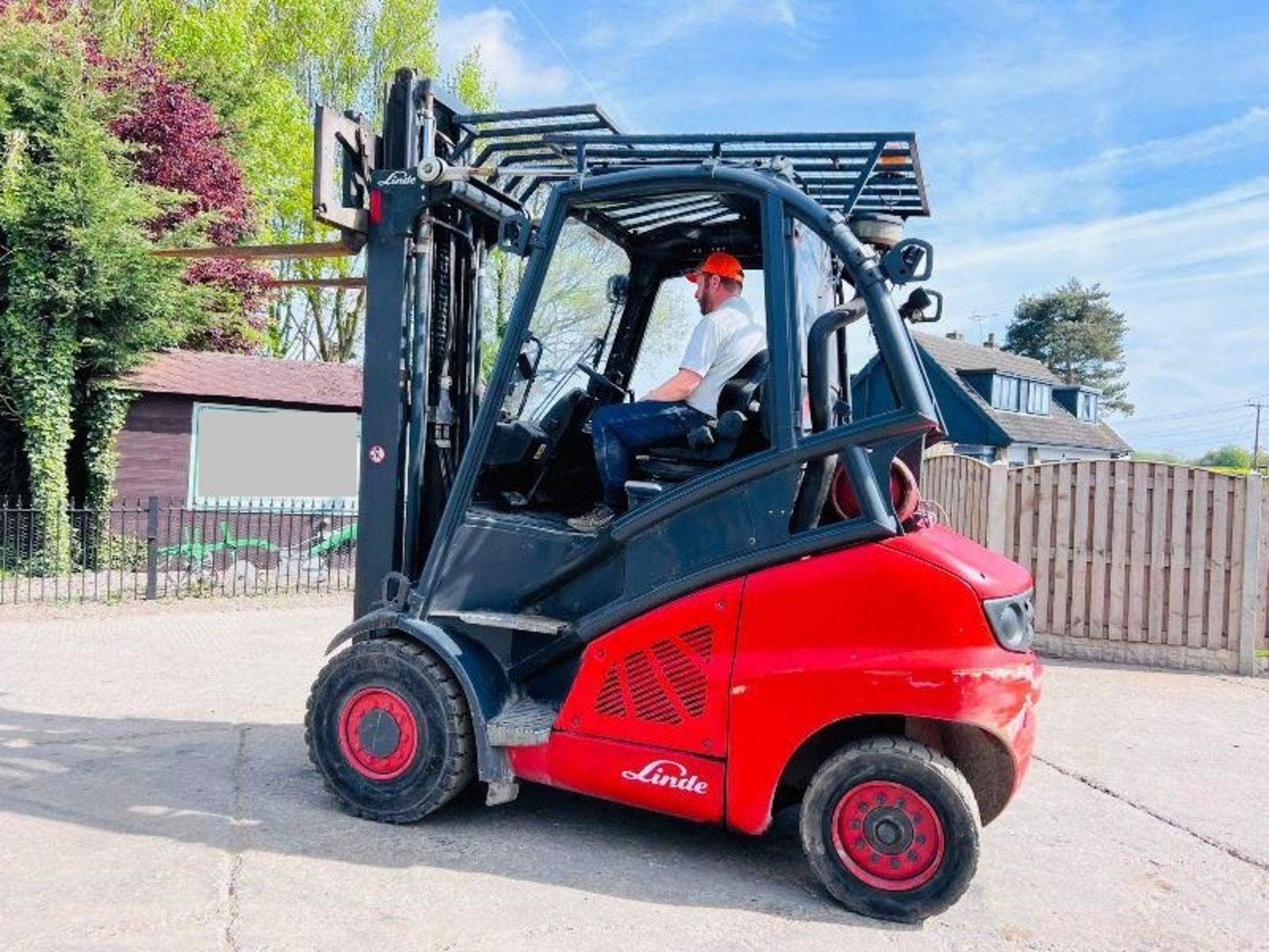 LINDE H50T HIGH CABIN FORKLIFT * YEAR 2010 * C/W PALLET TINES - Image 10 of 19