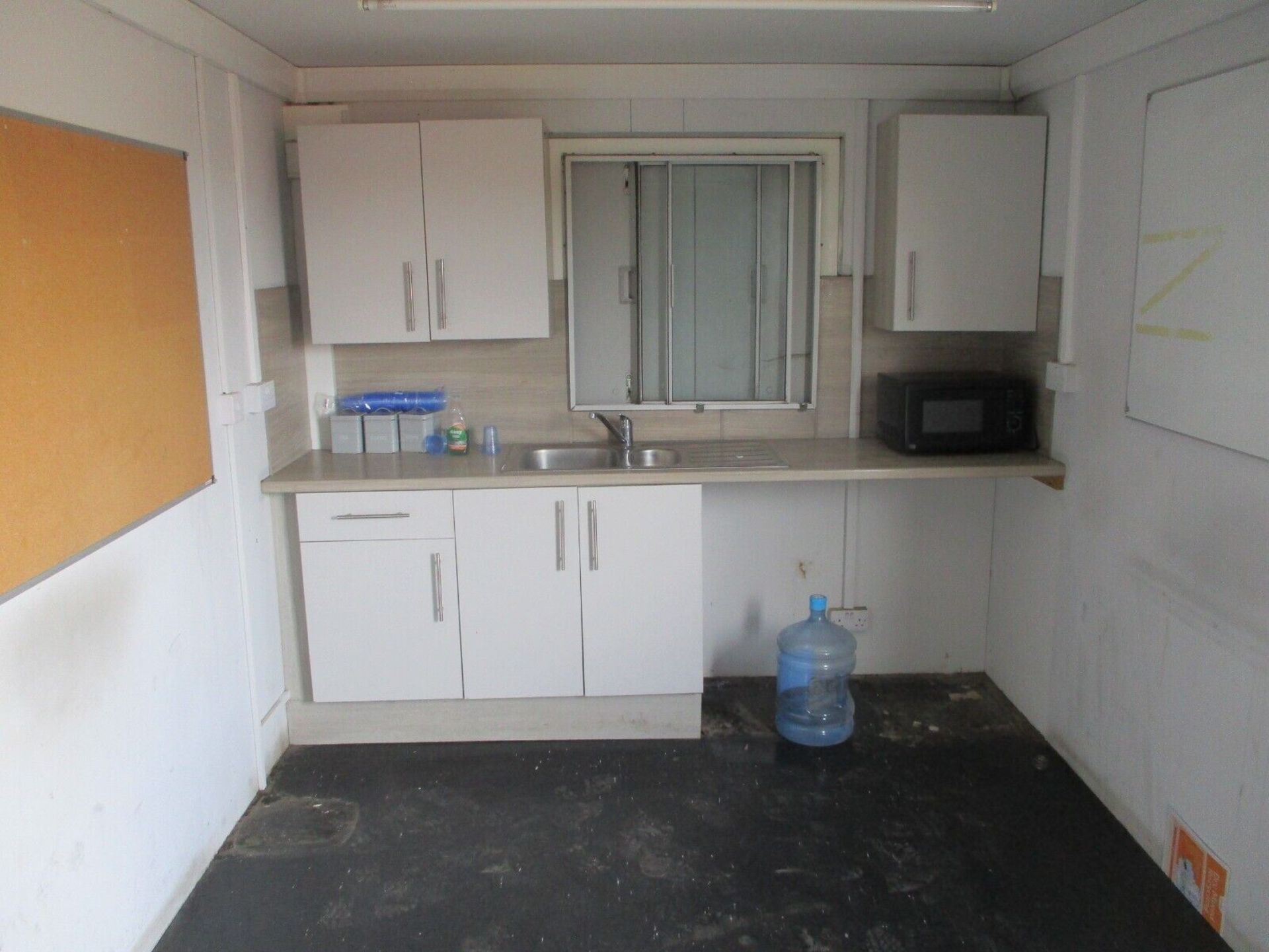 20 X 9 FT FEET FOOT SECURE SHIPPING CONTAINER CANTEEN OFFICE KITCHEN - Image 3 of 7