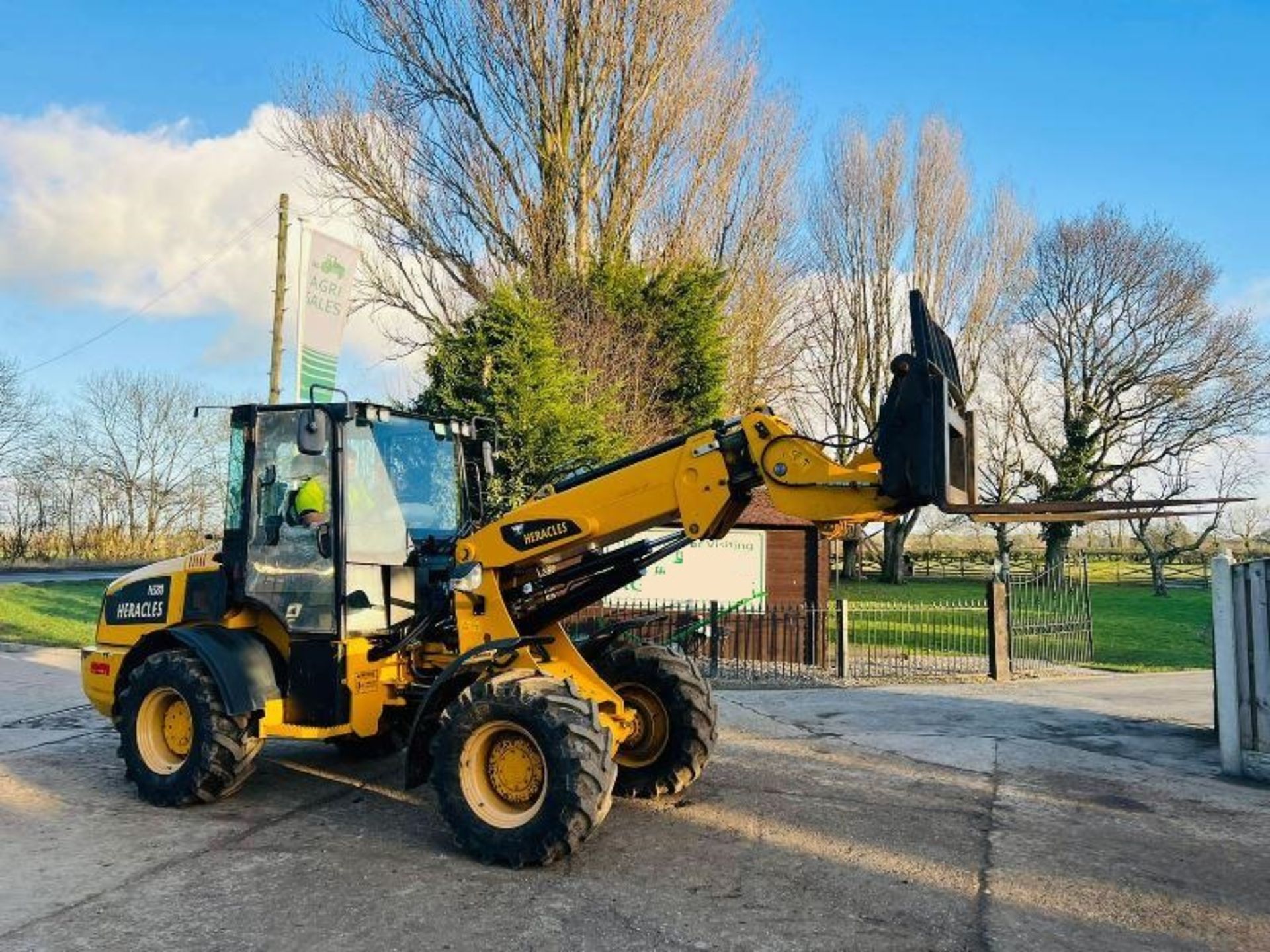 HERACLES H580 4WD TELEHANDLER * YEAR 2019 * C/W QUICK HITCH & PALLET TINES - Image 3 of 14