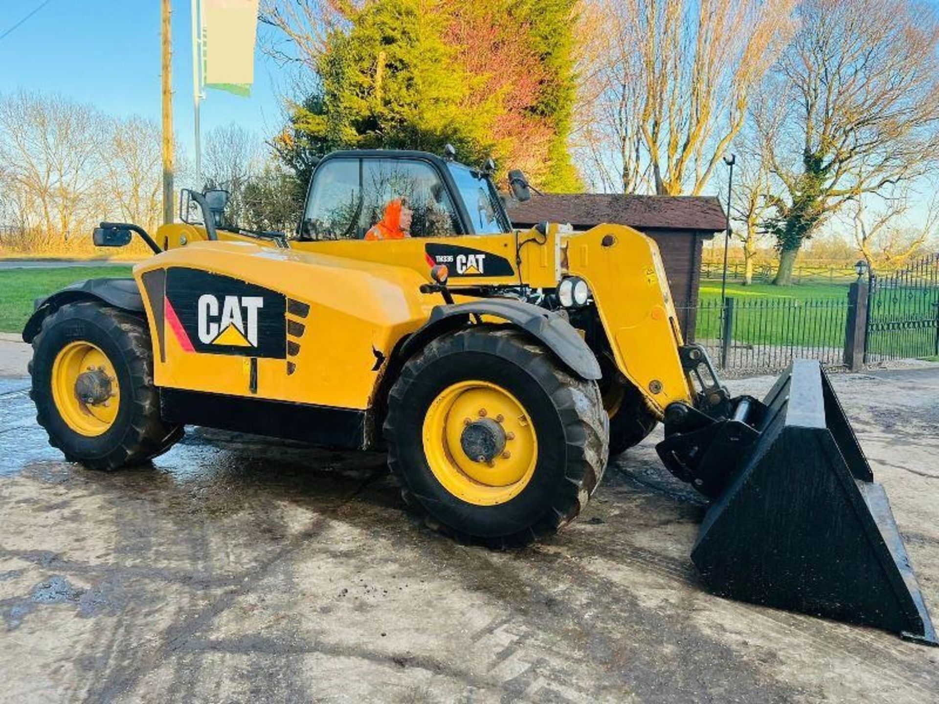 CATERPILLAR TH336 4WD TELEHANDLER * YEAR 2009 * C/W BRAND NEW BUCKET - Image 10 of 19