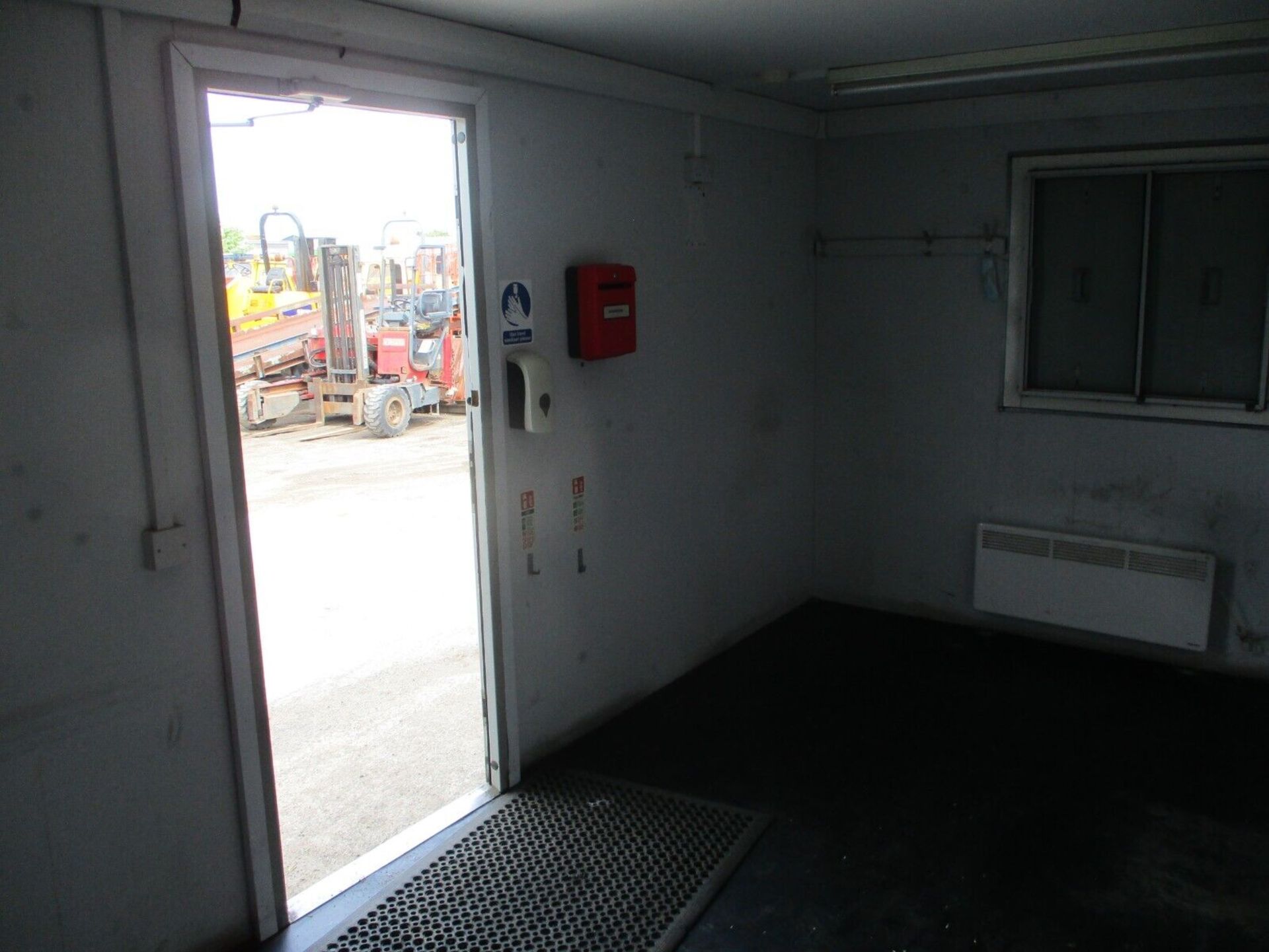 20 X 9 FT FEET FOOT SECURE SHIPPING CONTAINER CANTEEN OFFICE KITCHEN - Image 4 of 7