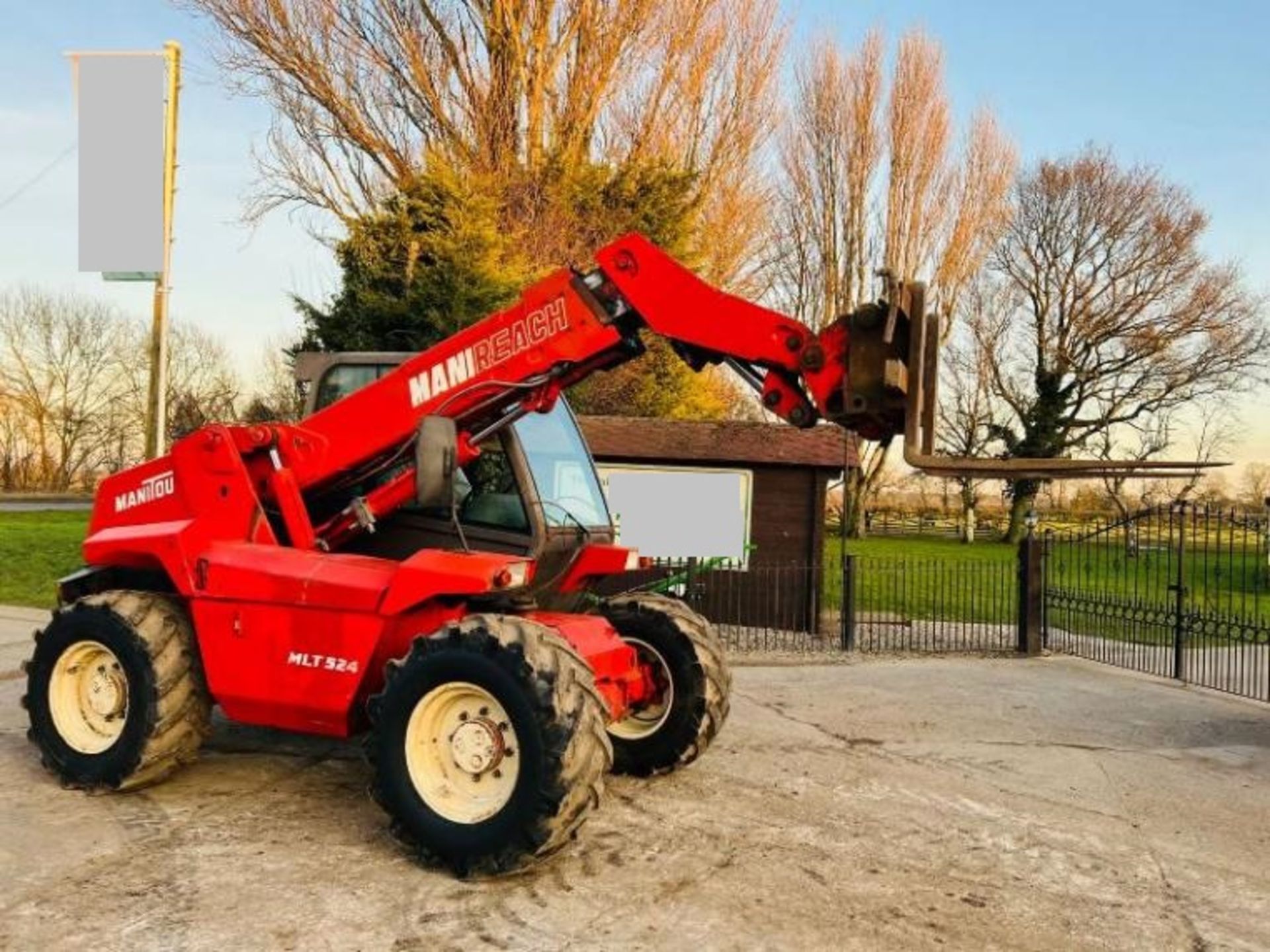 MANITOU 524 4WD TELEHANDLER *AG-SPEC* C/W PICK UP HITCH