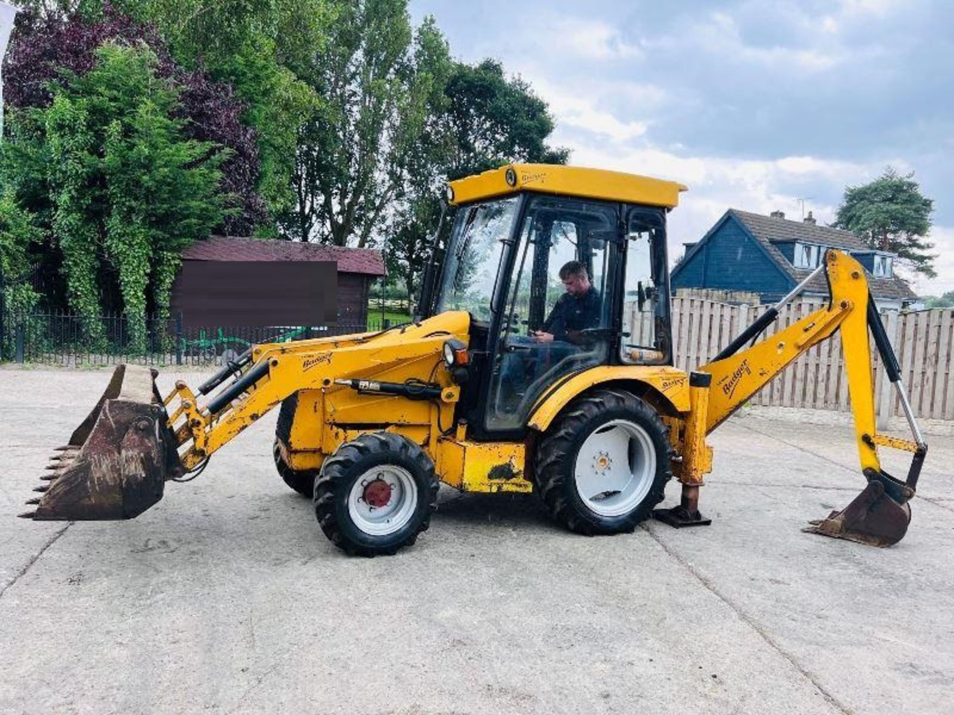 LEWIS BADGER BACKHOE LOADER C/W THREE IN ONE BUCKET - Image 13 of 20