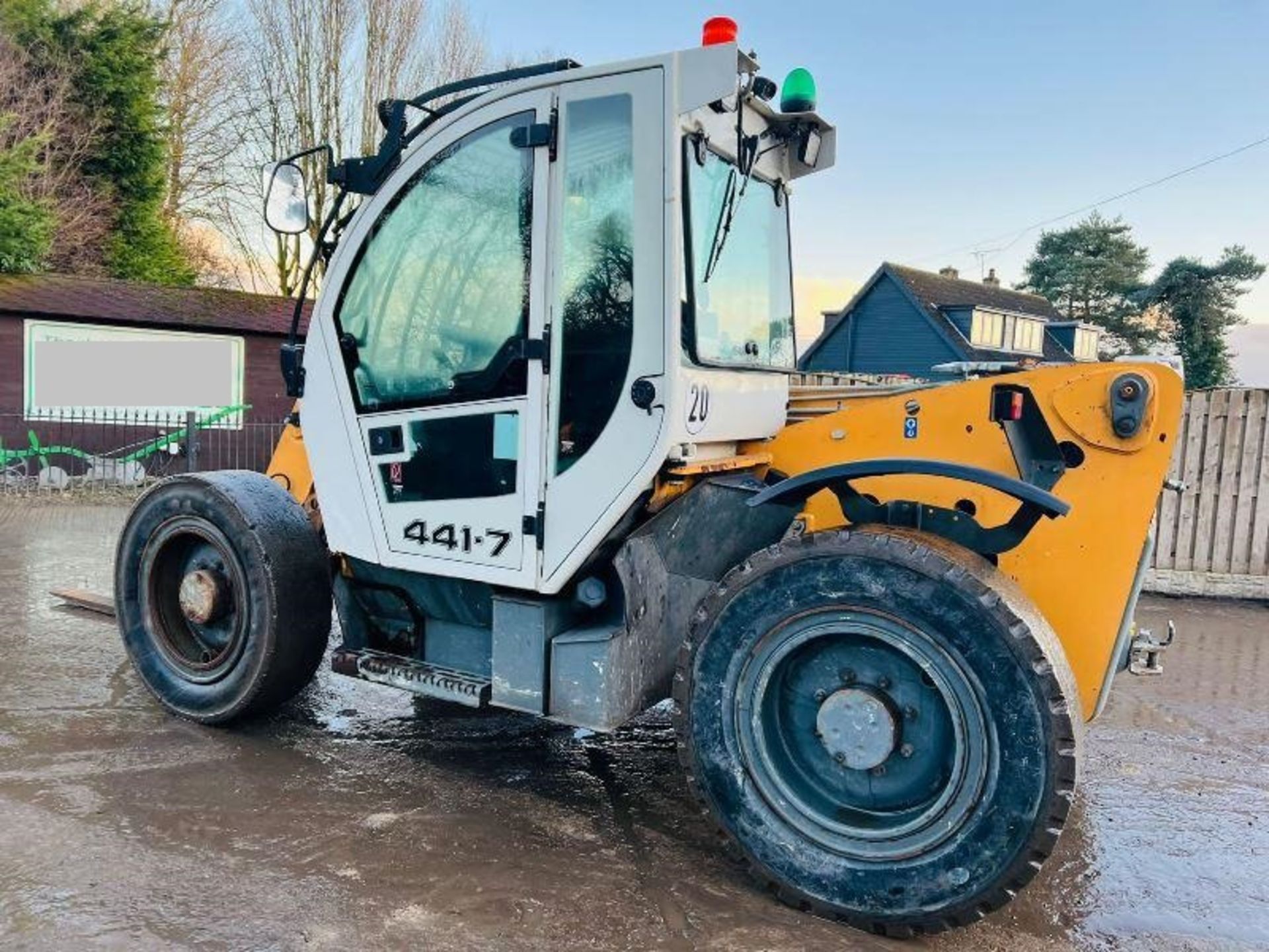 LIEBHERR TL441-7 4WD TELEHANDLER * YEAR 2017 * C/W SOLID TYRES - Image 3 of 10