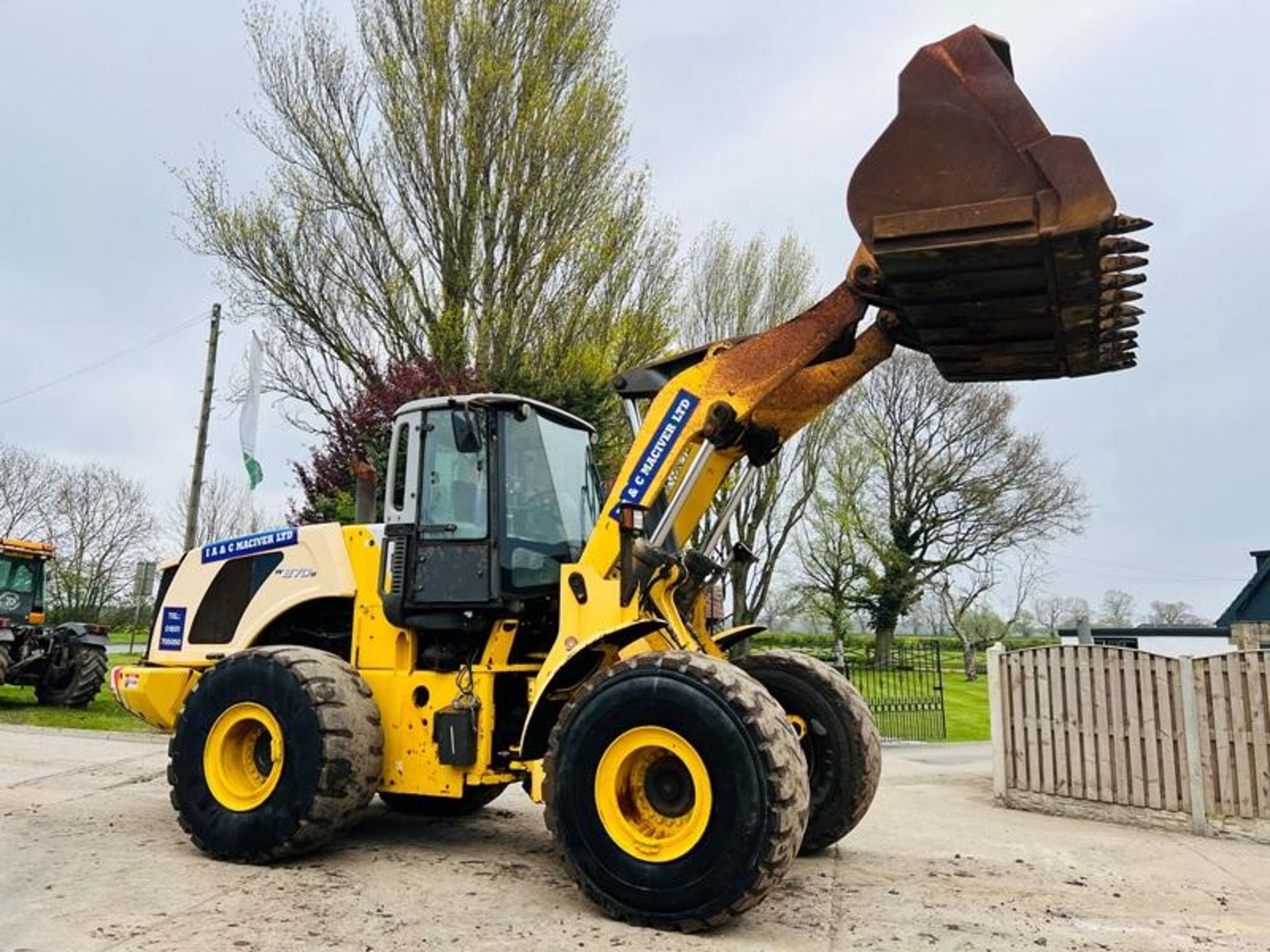 NEW HOLLAND W270B 4WD LOADING SHOVEL C/W LOAD MASTER 8000IX - Image 8 of 14