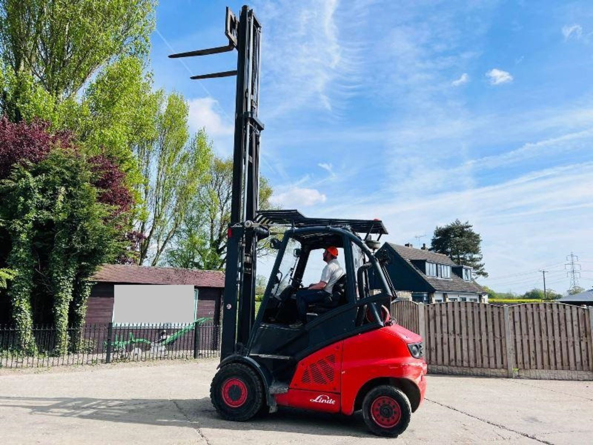 LINDE H50T HIGH CABIN FORKLIFT * YEAR 2010 * C/W PALLET TINES - Image 16 of 19