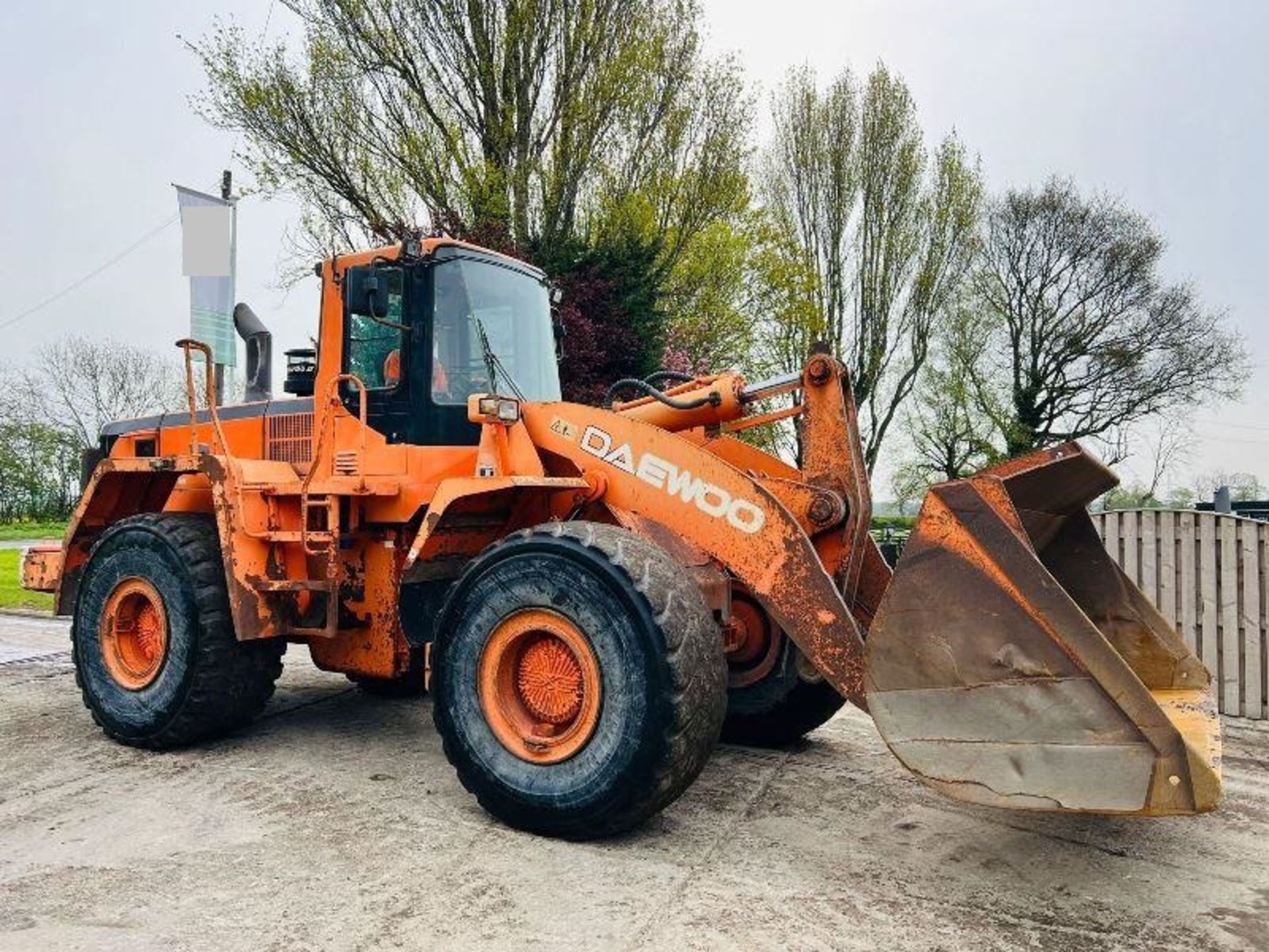 DAEWOO MEGA400-V 4WD LOADING SHOVEL C/W REVERSE CAMERA - Image 11 of 17