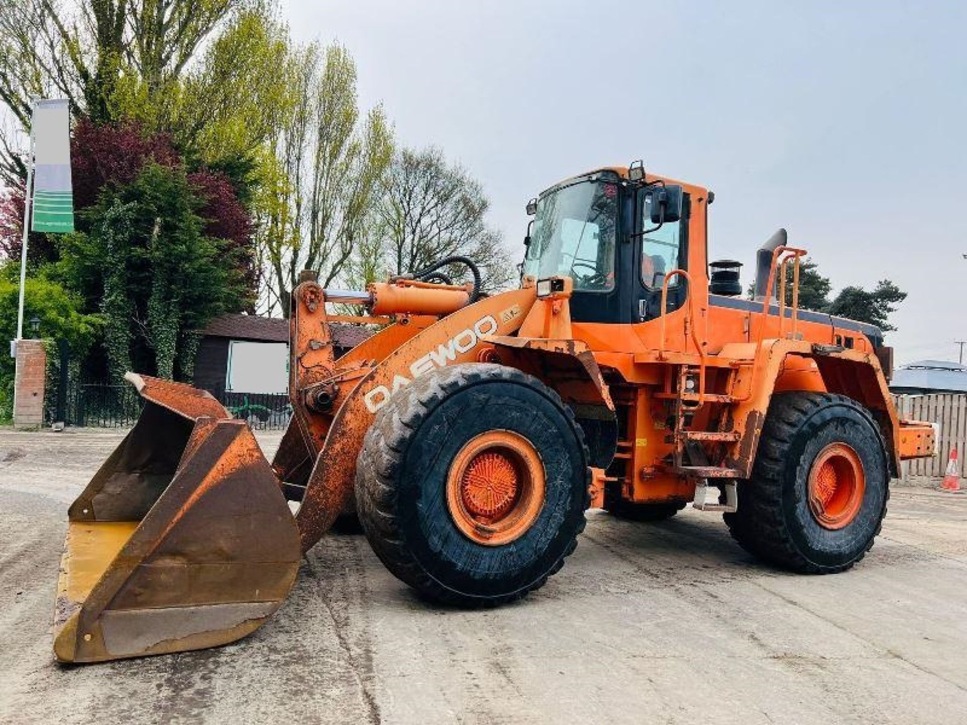 DAEWOO MEGA400-V 4WD LOADING SHOVEL C/W REVERSE CAMERA - Image 13 of 17