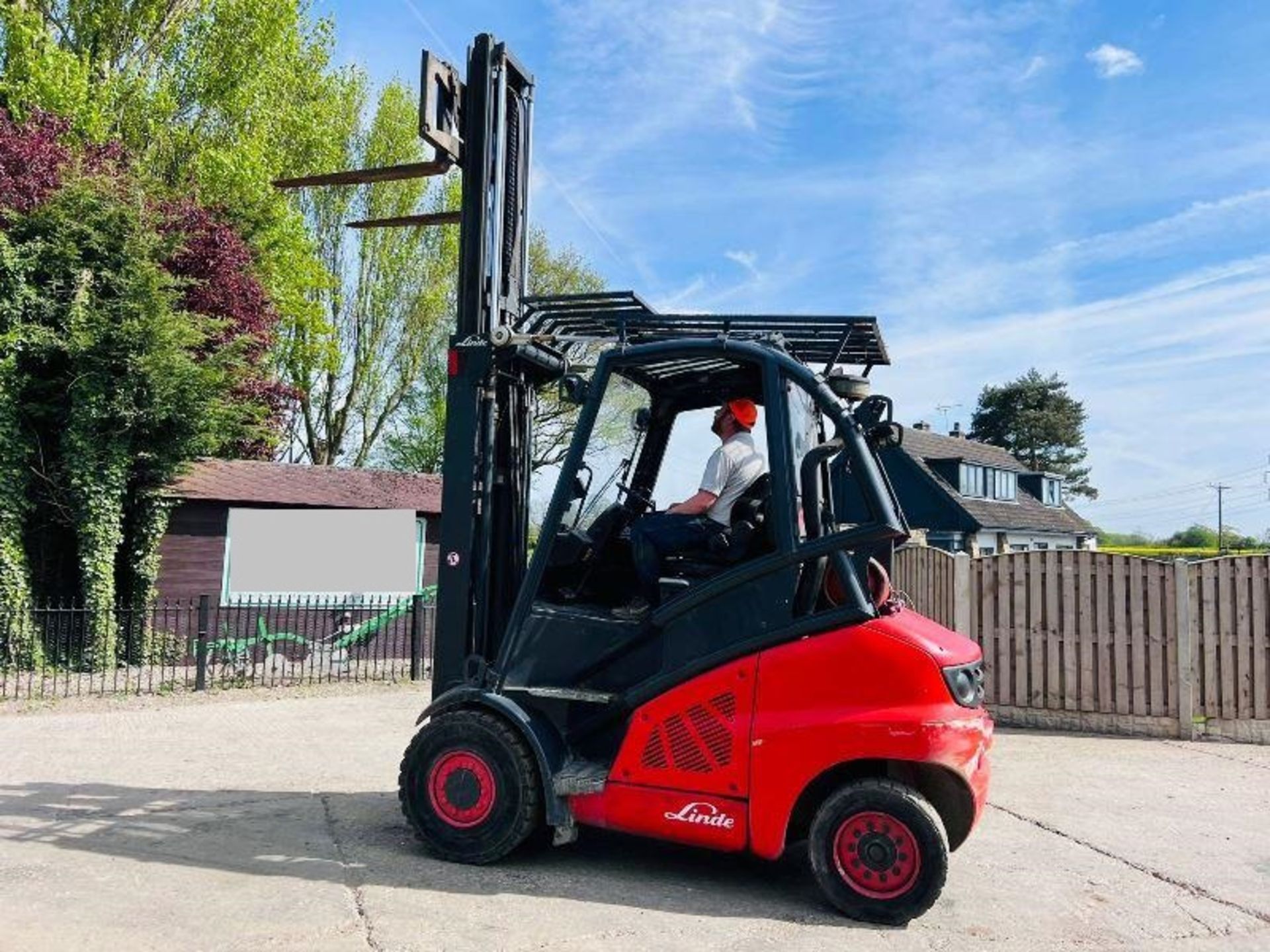 LINDE H50T HIGH CABIN FORKLIFT * YEAR 2010 * C/W PALLET TINES - Image 14 of 19