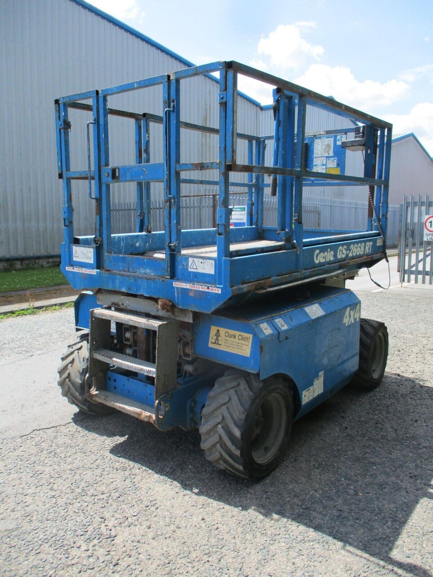 2006 GENIE GS 2668 SCISSOR LIFT ACCESS PLATFORM CHERRY PICKER MEWP UPRIGHT 4X4 - Image 7 of 11