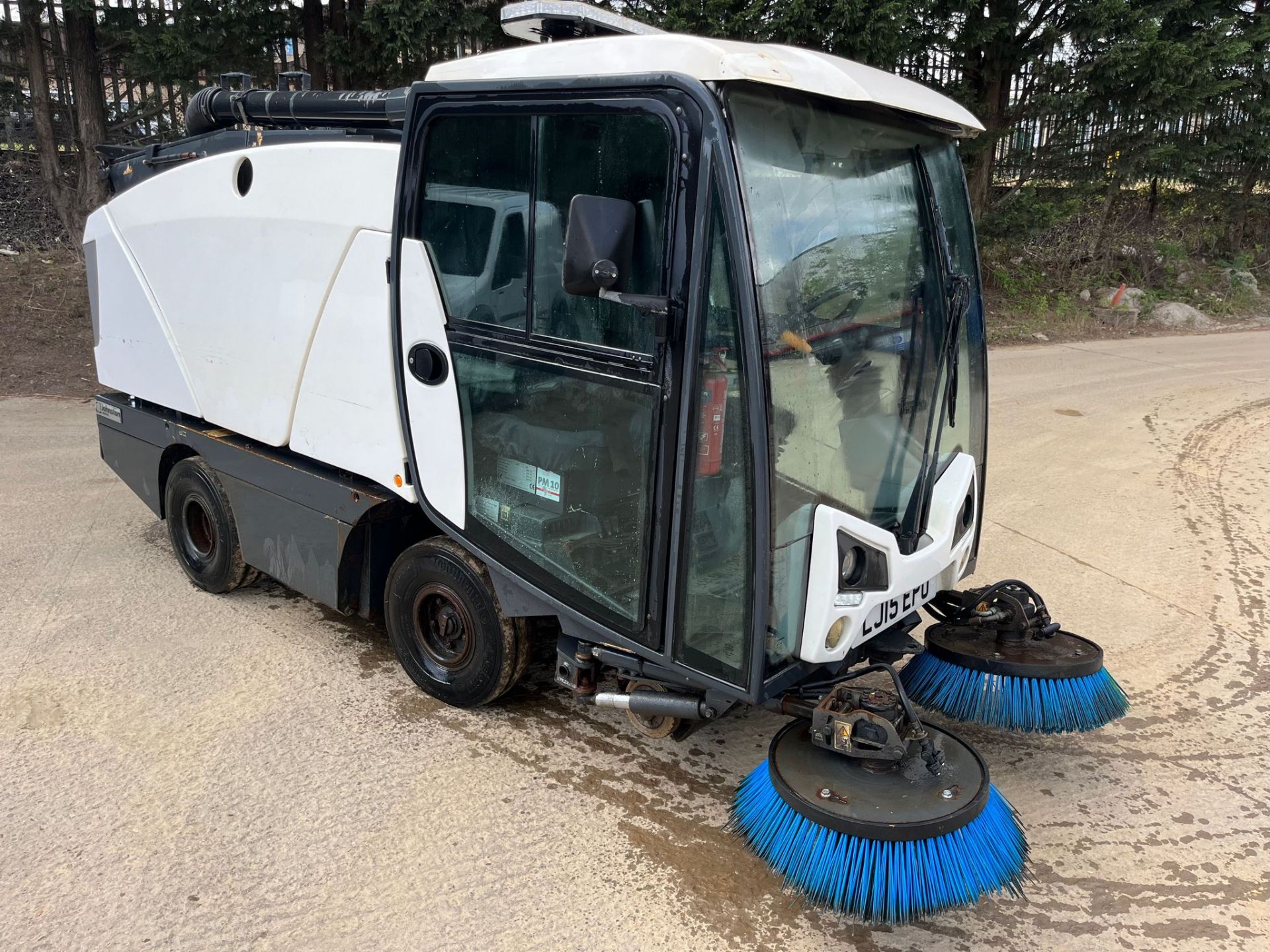 2015 JOHNSTON COMPACT ROAD SWEEPER