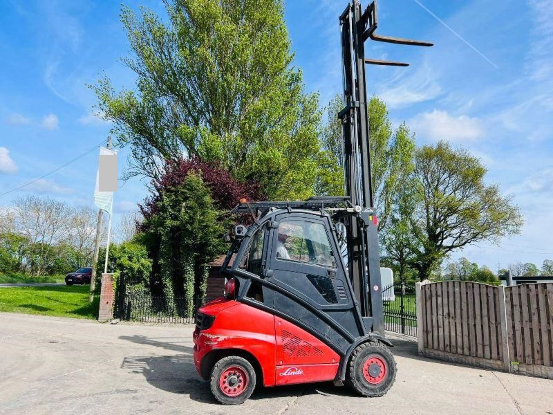 LINDE H50T HIGH CABIN FORKLIFT * YEAR 2010 * C/W PALLET TINES - Image 8 of 19