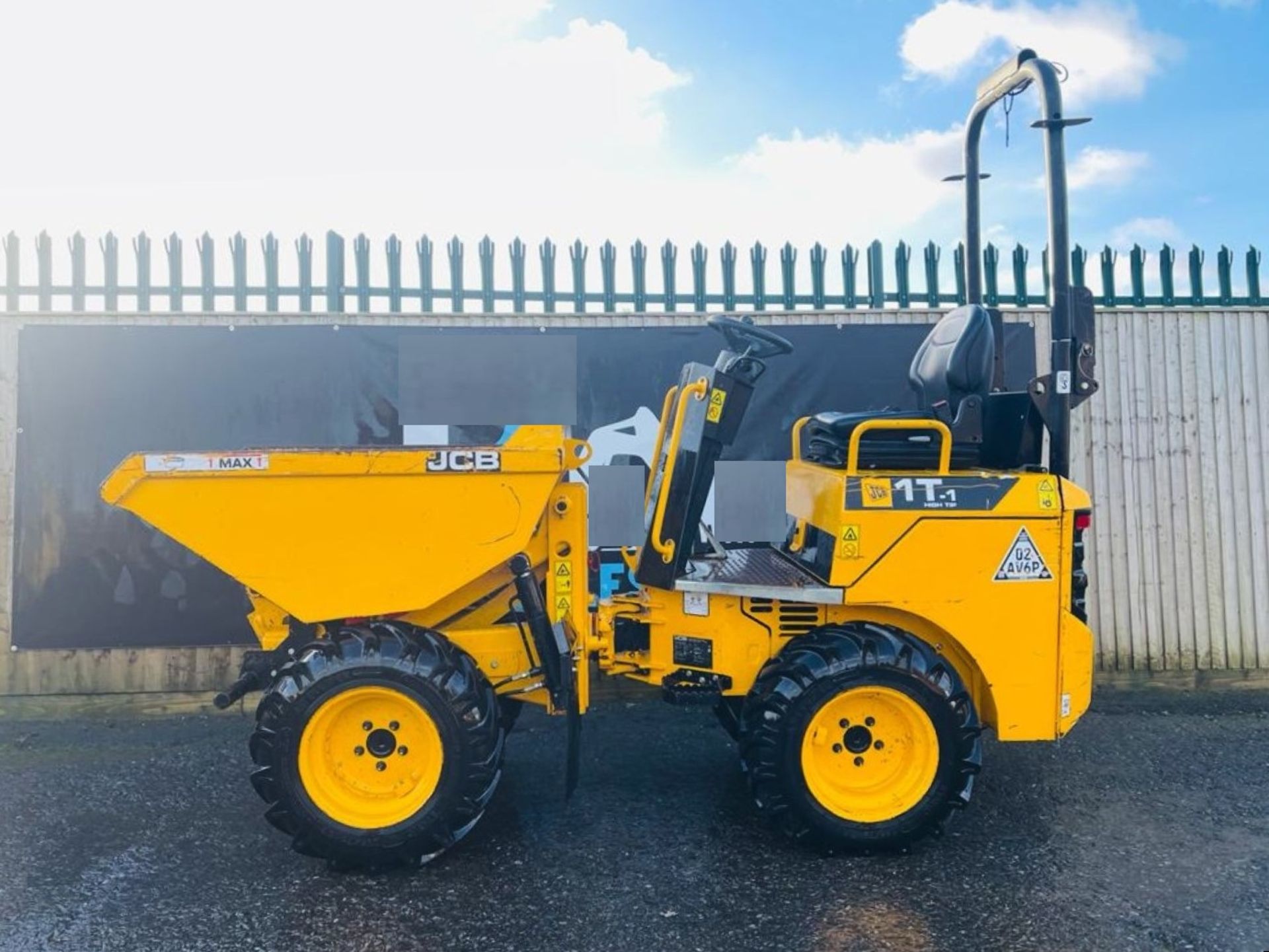 JCB 1 T HIGH TIP - 2019 - ONLY 418 HOURS