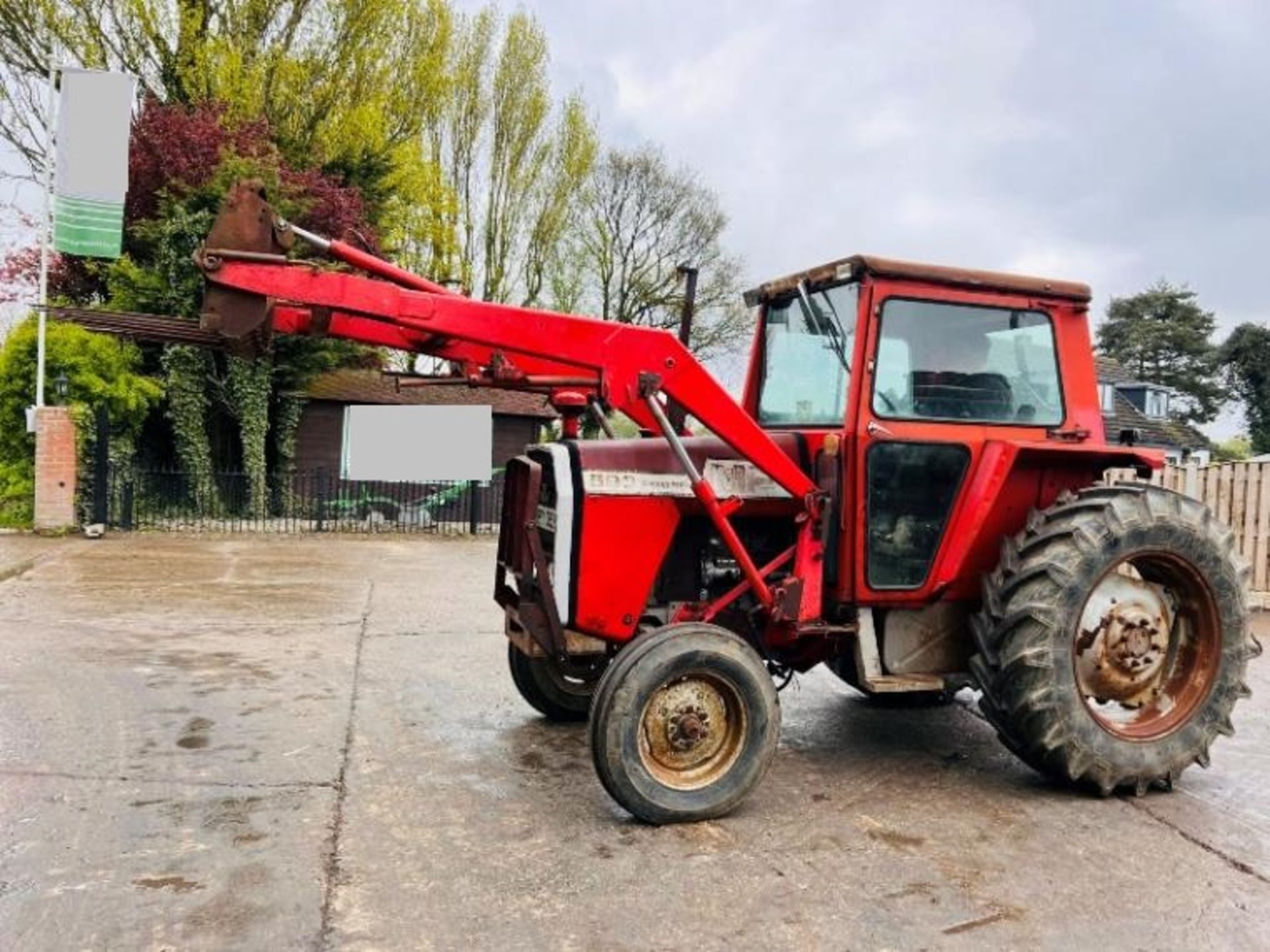 MASSEY FERGUSON MF590 TRACTOR C/W FRONT LOADER & MUCK FOLKS