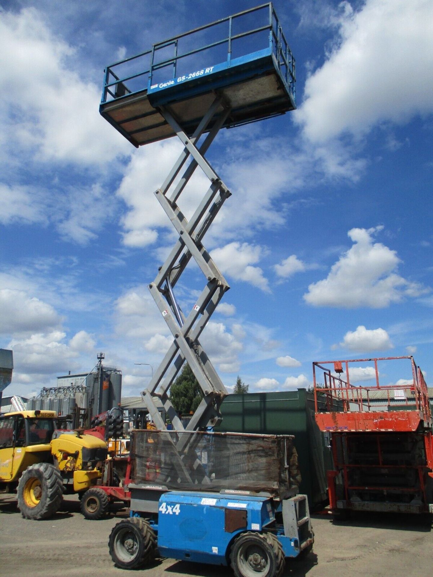 2006 GENIE GS 2668 SCISSOR LIFT ACCESS PLATFORM CHERRY PICKER MEWP UPRIGHT 4X4 - Image 2 of 11