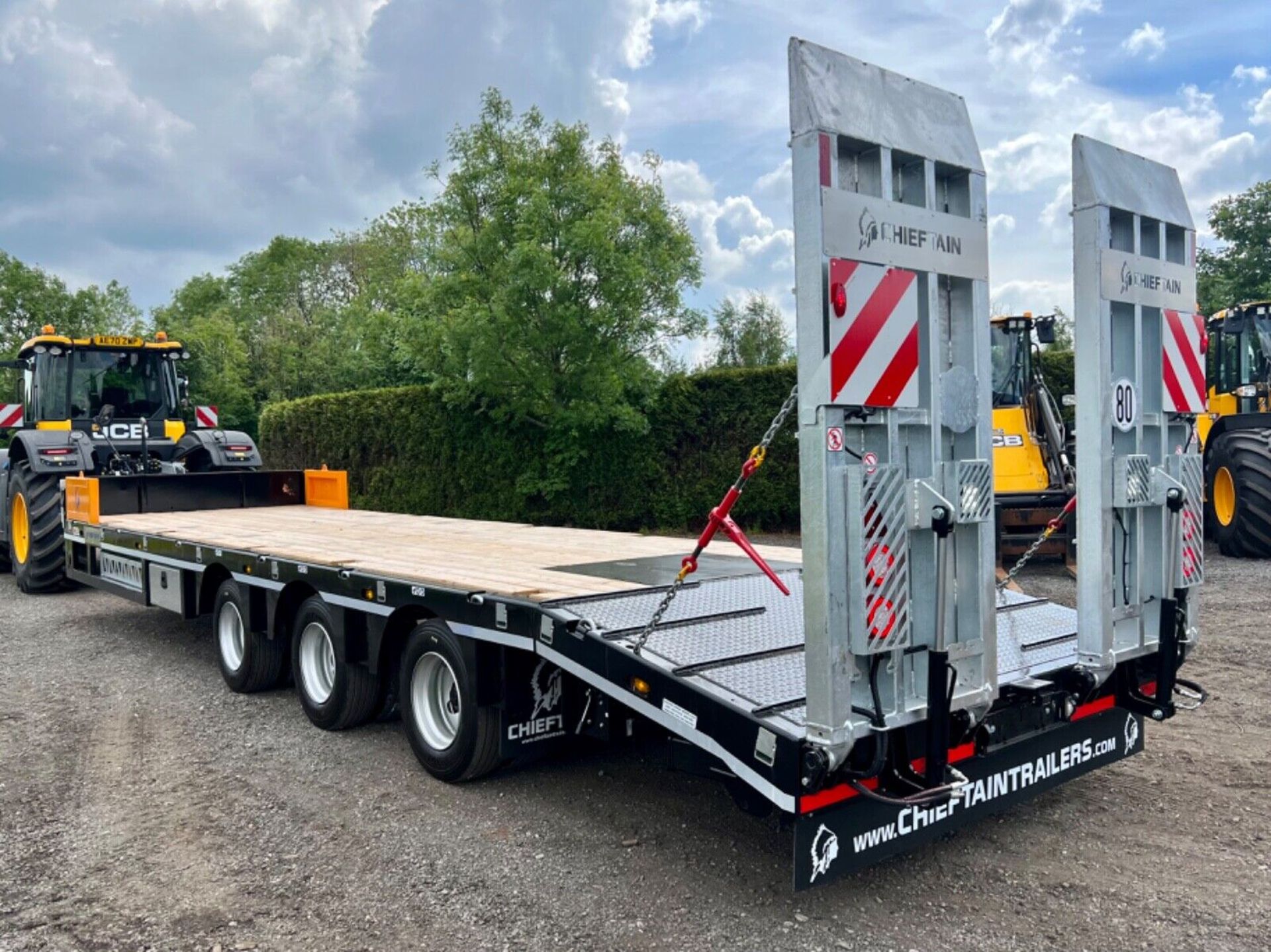2023 NEW CHIEFTAIN XCEL 33 TON TRI AXLE LOW LOADER TRAILER - 31.5FT - FULL SPEC - Image 3 of 10