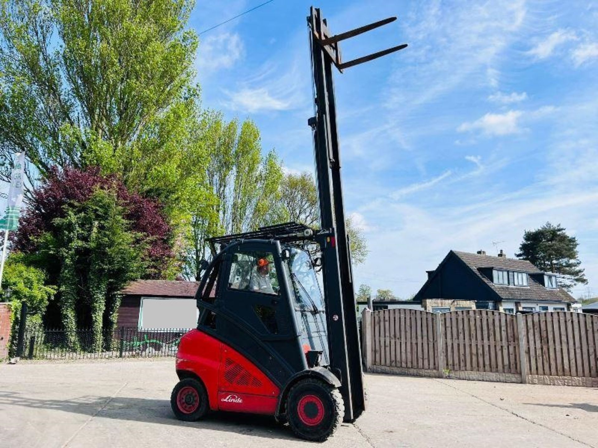 LINDE H50T HIGH CABIN FORKLIFT * YEAR 2010 * C/W PALLET TINES - Image 18 of 19