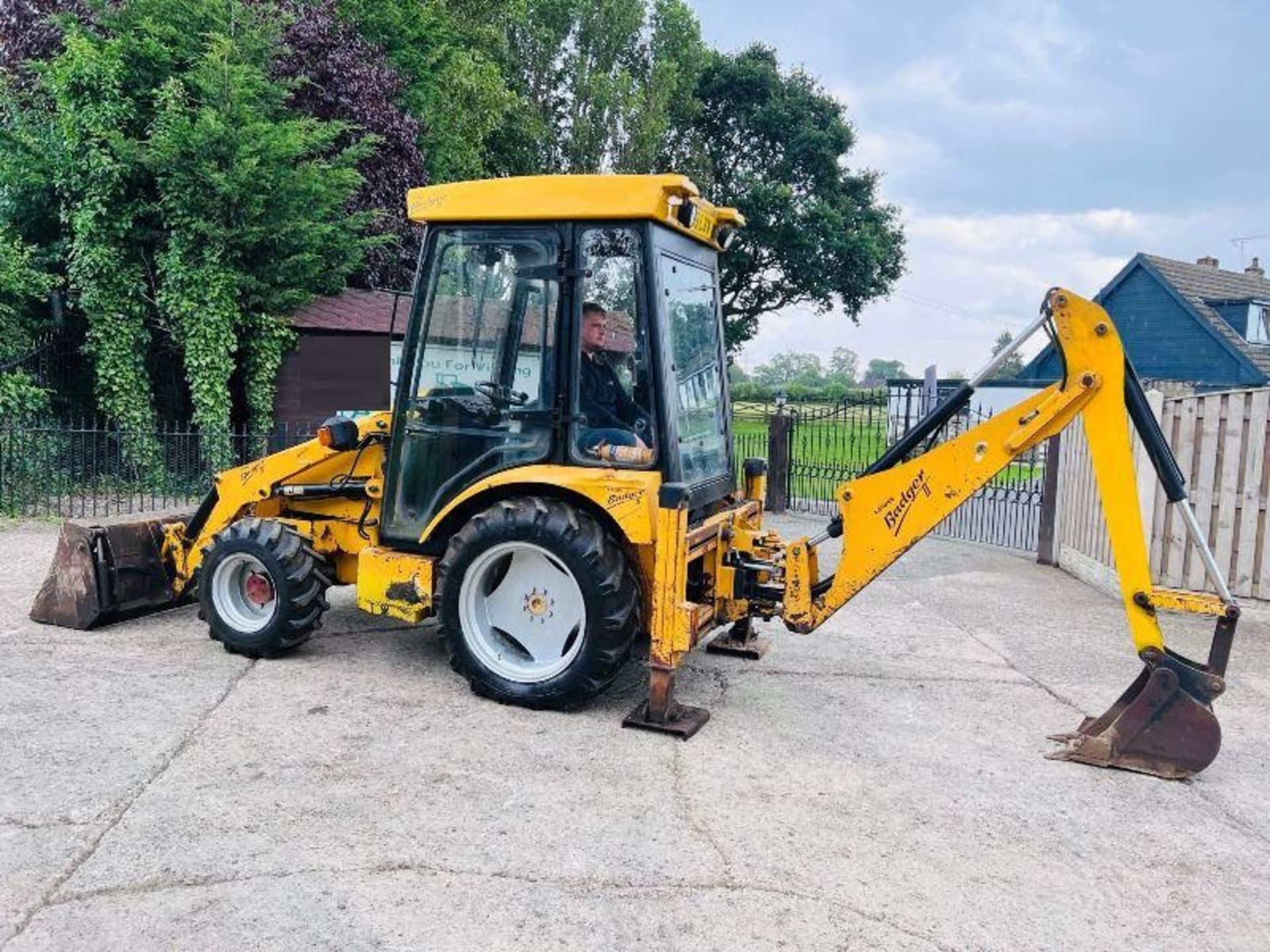 LEWIS BADGER BACKHOE LOADER C/W THREE IN ONE BUCKET - Image 3 of 20