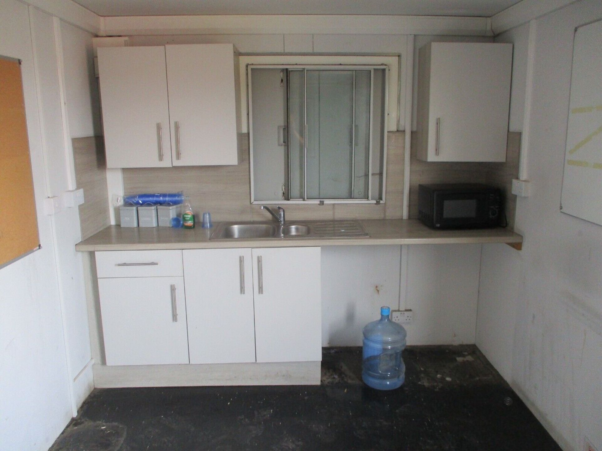 20 X 9 FT FEET FOOT SECURE SHIPPING CONTAINER CANTEEN OFFICE KITCHEN - Image 2 of 7