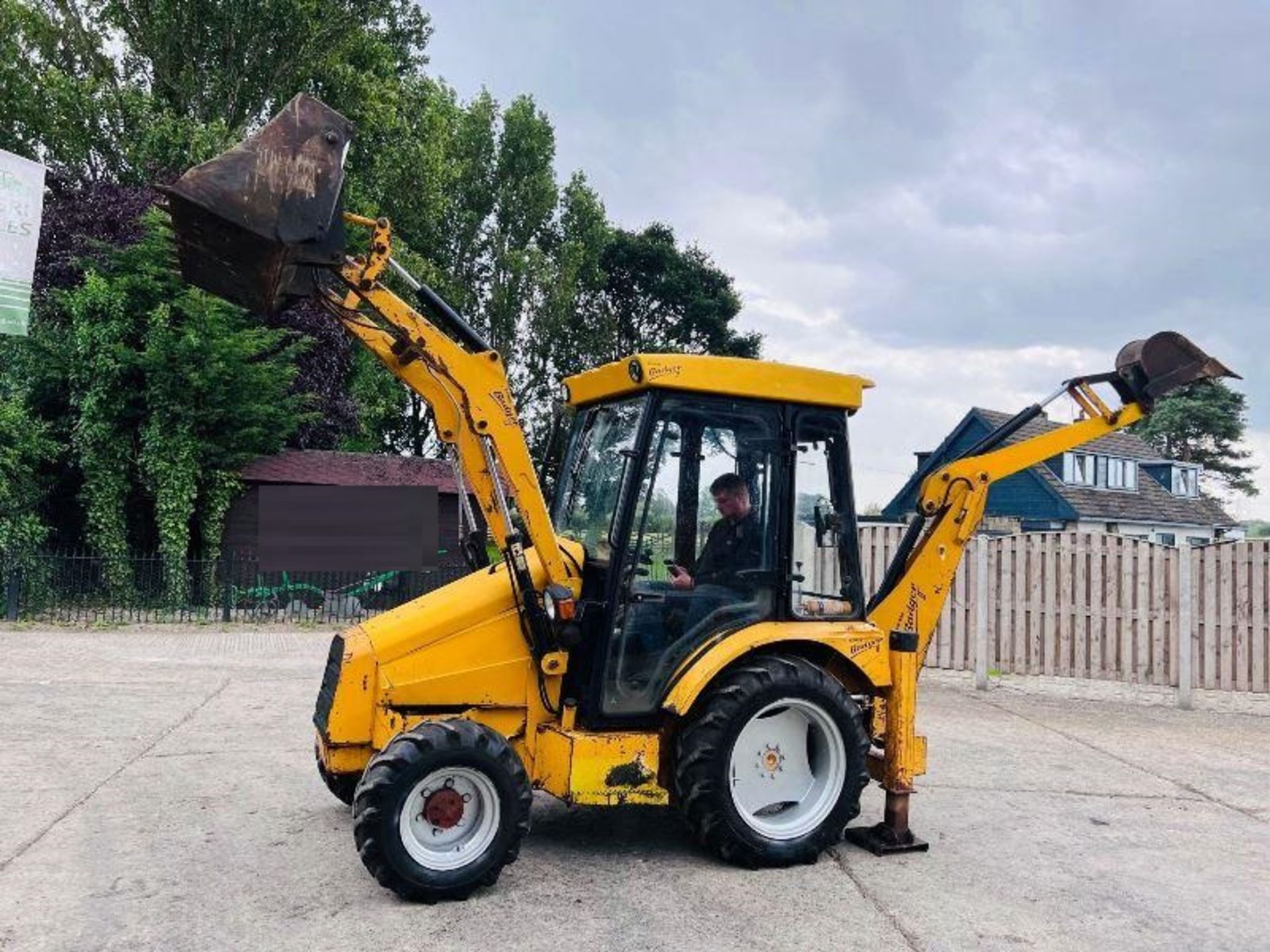 LEWIS BADGER BACKHOE LOADER C/W THREE IN ONE BUCKET - Image 5 of 20