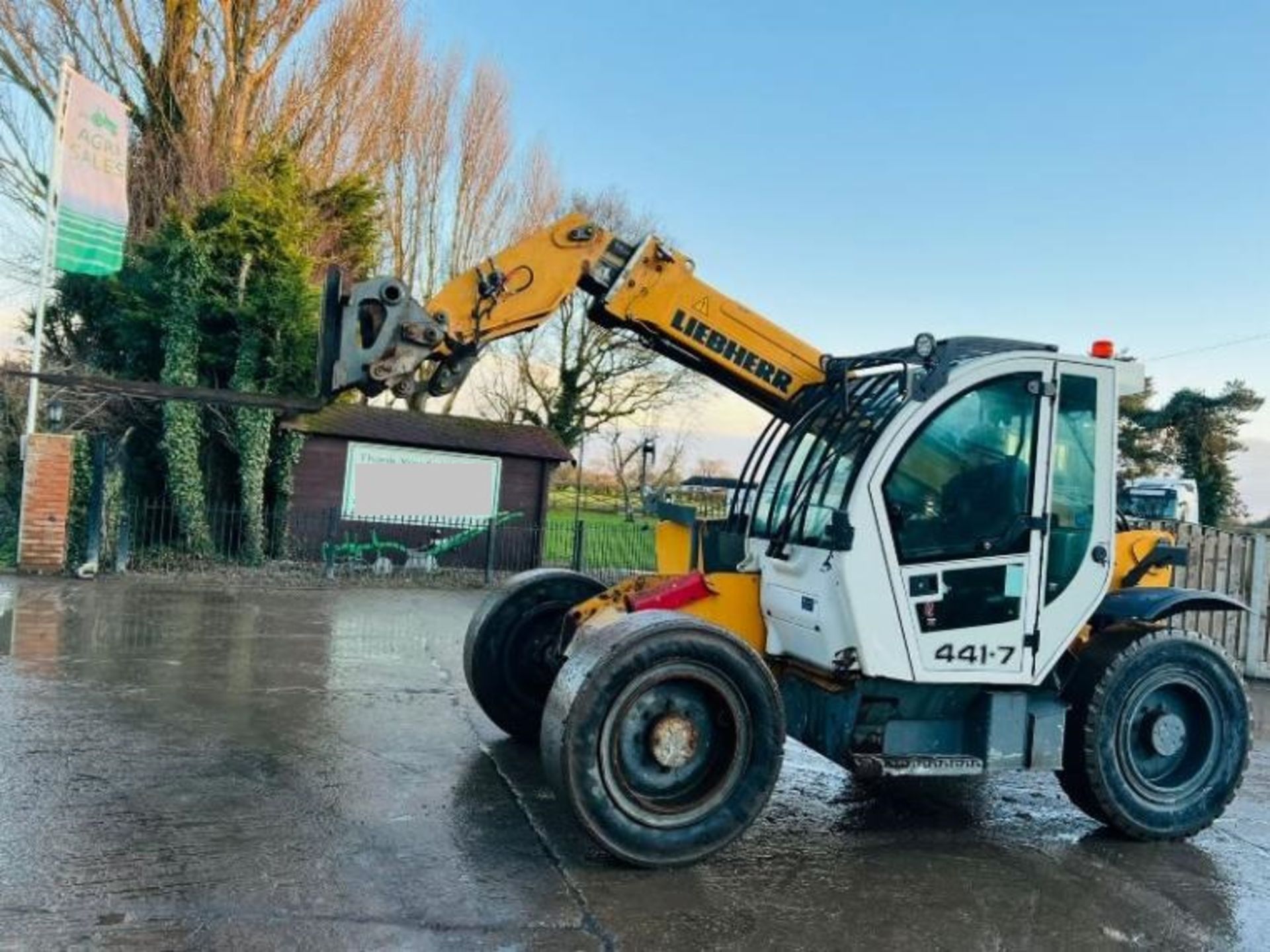 LIEBHERR TL441-7 4WD TELEHANDLER * YEAR 2017 * C/W SOLID TYRES - Image 2 of 10