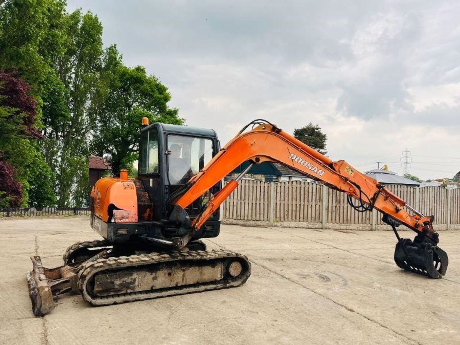 DOOSAN SOLAR 55V TRACKED EXCAVATOR C/W GRAPPLE BUCKET - Image 12 of 19