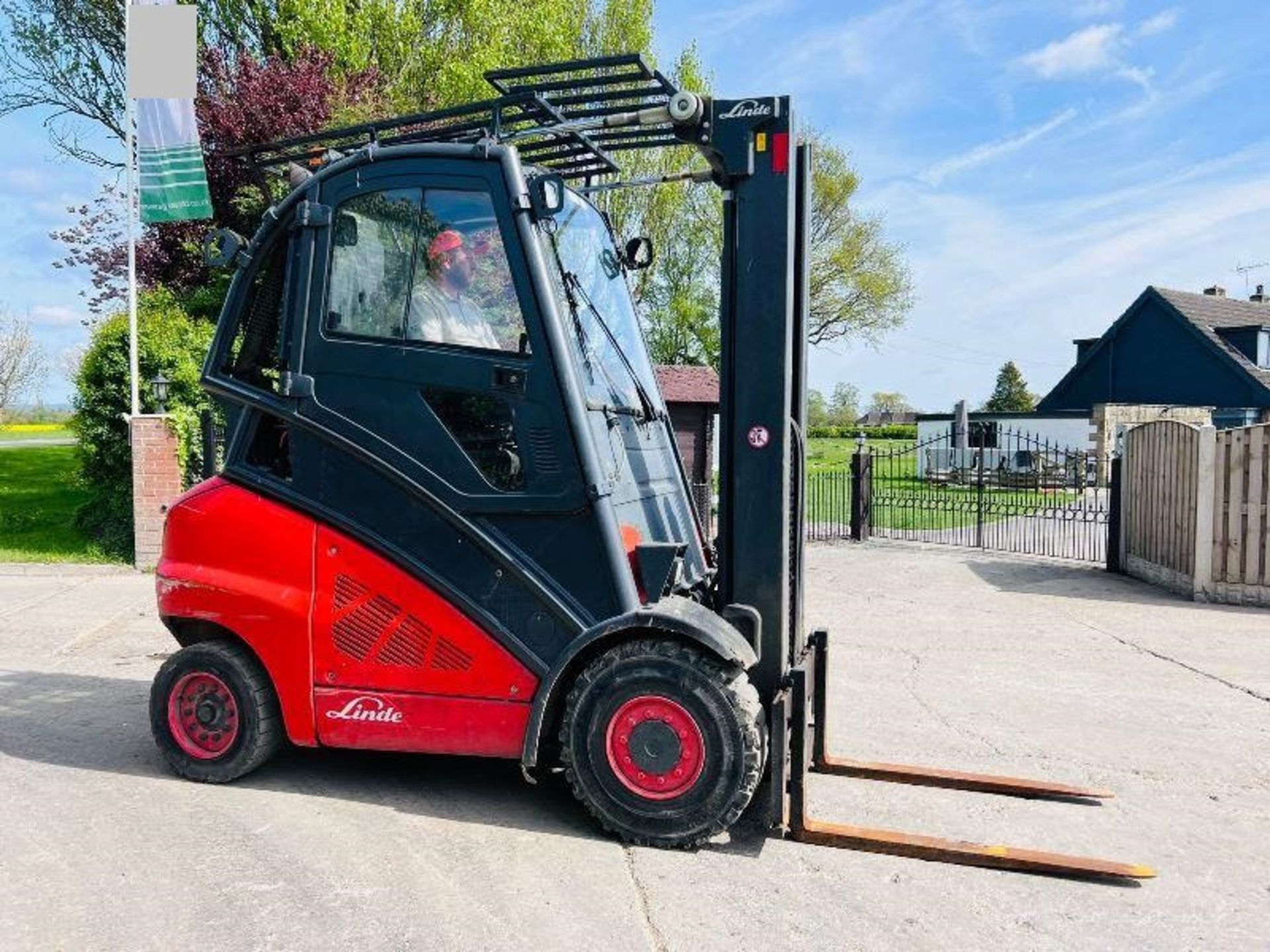 LINDE H50T HIGH CABIN FORKLIFT * YEAR 2010 * C/W PALLET TINES - Image 17 of 19