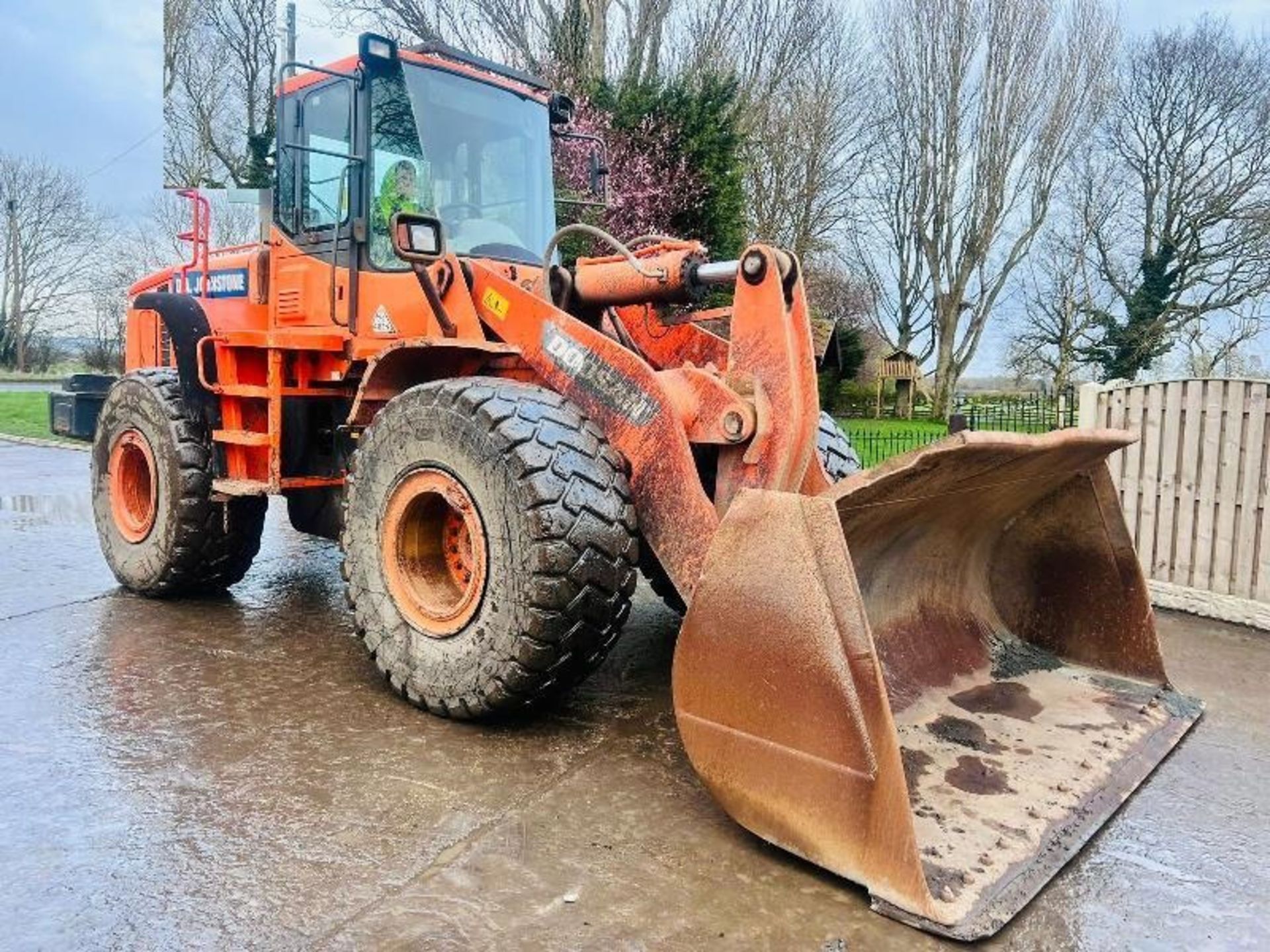 DOOSAN DL300 4WD LOADING SHOVEL * YEAR 2011 * C/W BUCKET - Image 3 of 17