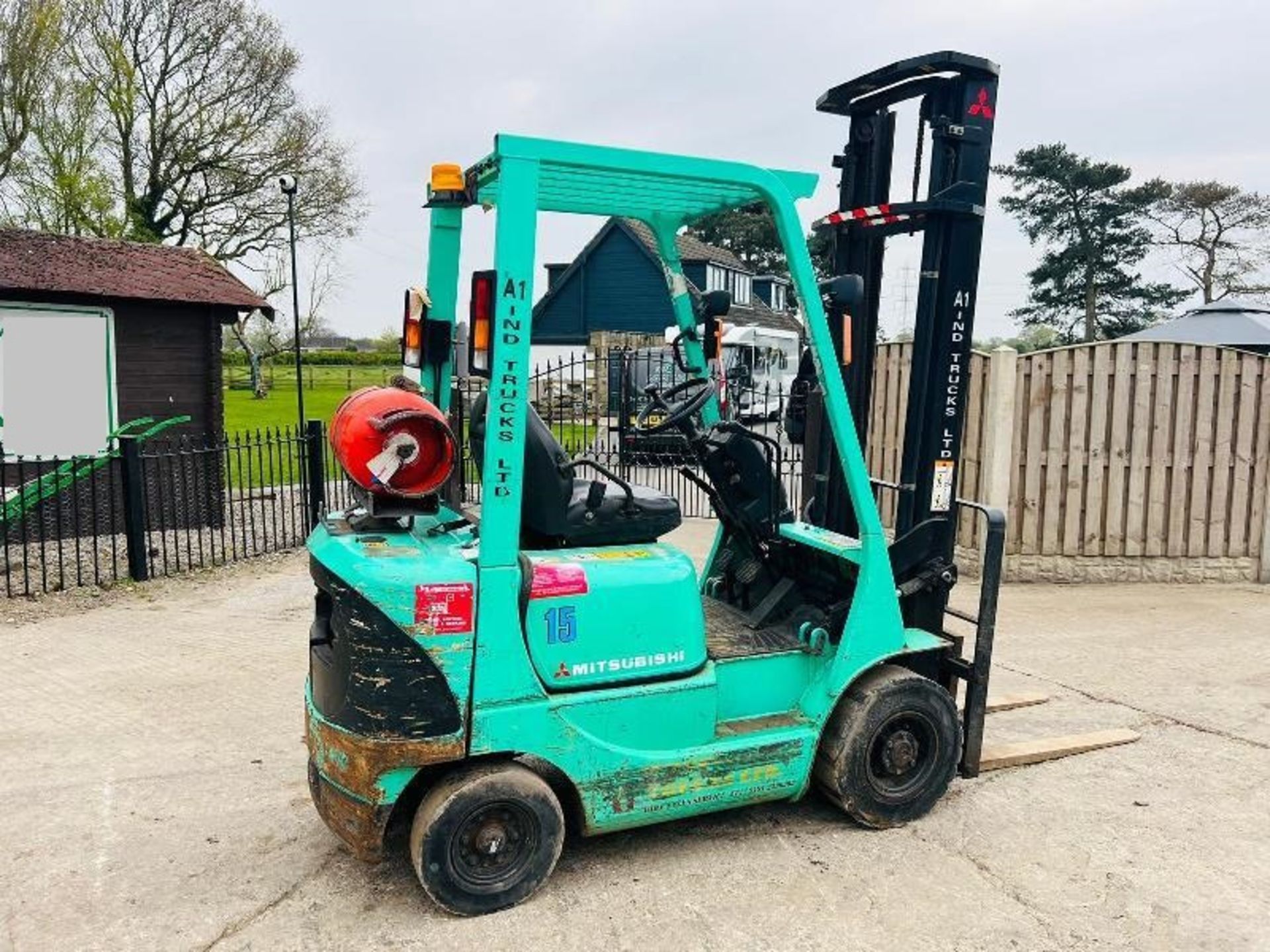 MITSUBISHI FG18K FORKLIFT C/W 2 STAGE MASK * NON-RUNNER * - Image 2 of 12