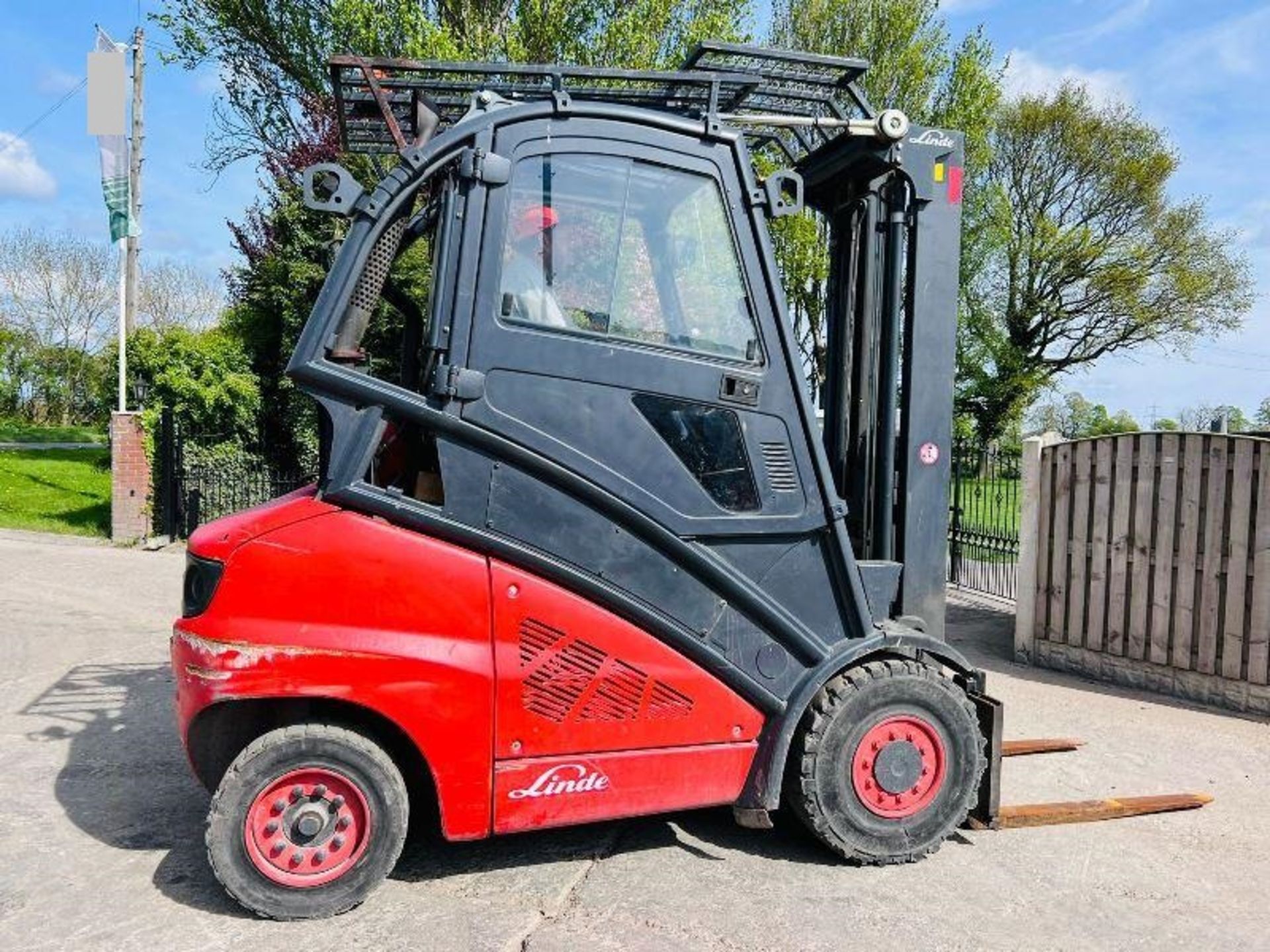 LINDE H50T HIGH CABIN FORKLIFT * YEAR 2010 * C/W PALLET TINES - Image 9 of 19