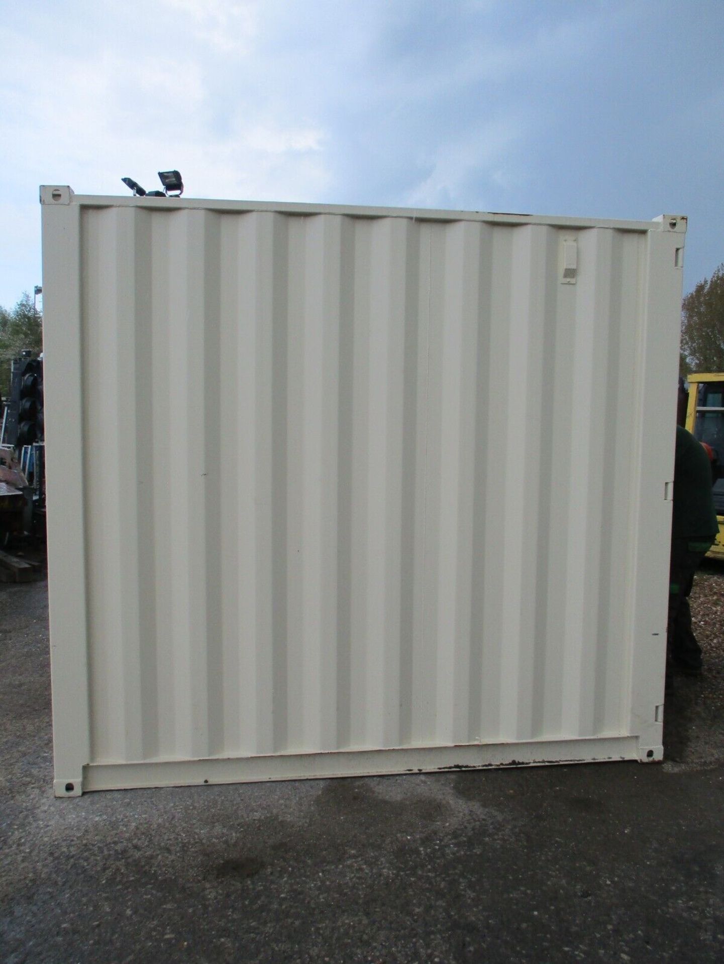 NEW 9 FOOT SECURE SHIPPING CONTAINER 10 HOME OFFICE GARDEN ROOM GARAGE SHED - Image 5 of 7