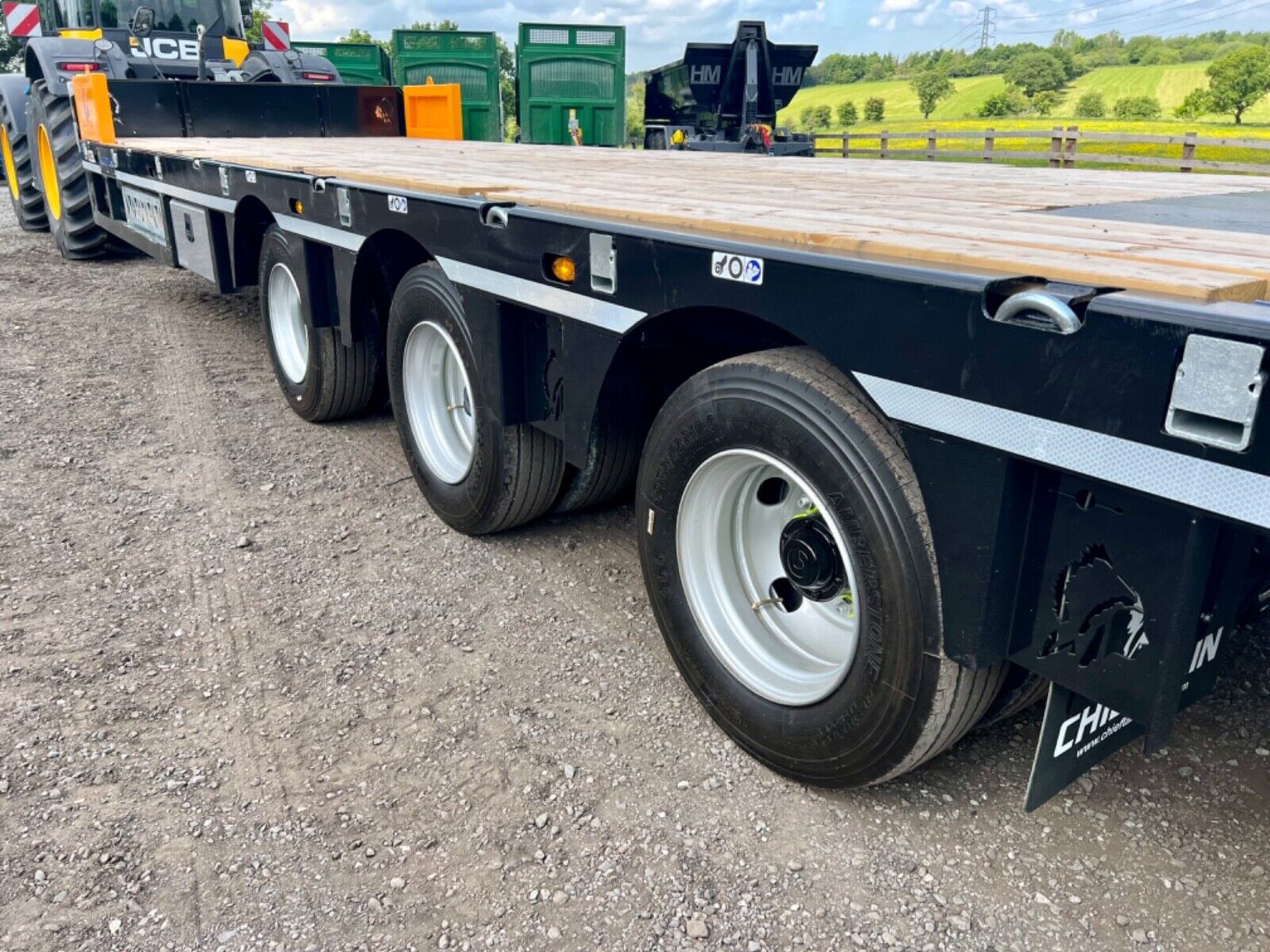 2023 NEW CHIEFTAIN XCEL 33 TON TRI AXLE LOW LOADER TRAILER - 31.5FT - FULL SPEC - Image 9 of 10