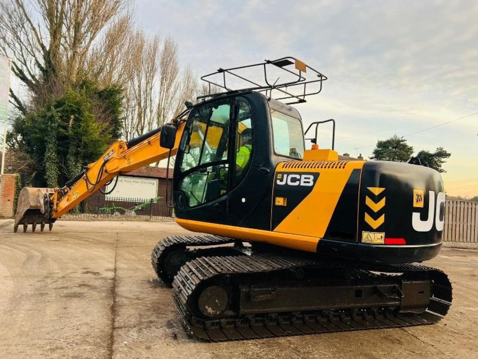 JCB JS145 TRACKED EXCAVATOR * YEAR 2010 * C/W QUICK HITCH & BUCKET