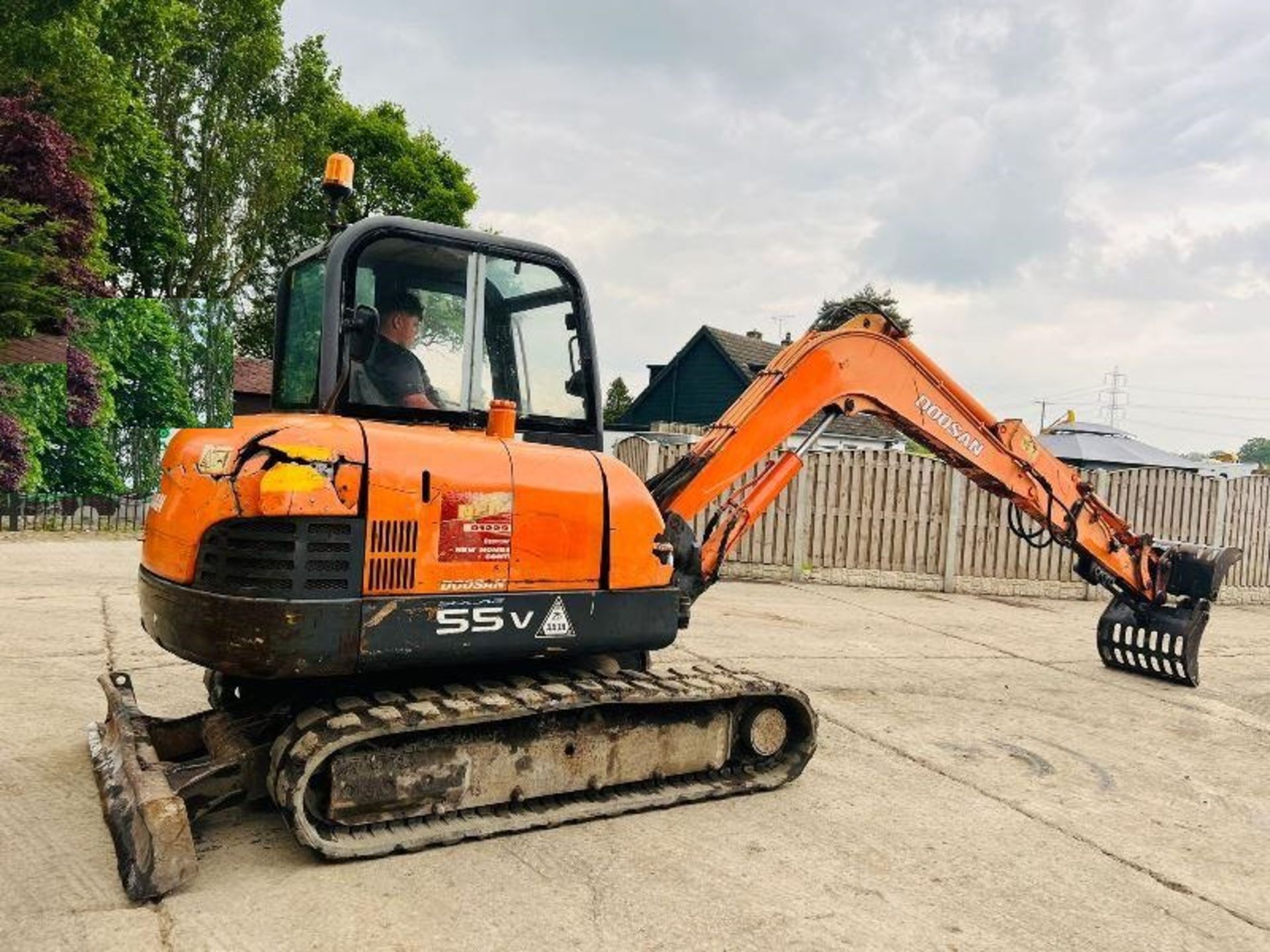 DOOSAN SOLAR 55V TRACKED EXCAVATOR C/W GRAPPLE BUCKET - Image 9 of 19