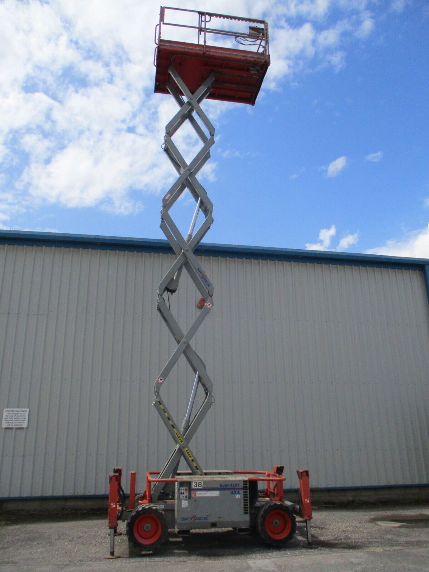 2011 SKYJACK 6832 SCISSOR LIFT ACCESS PLATFORM CHERRY PICKER MEWP GENIE DELIVERY - Image 12 of 13