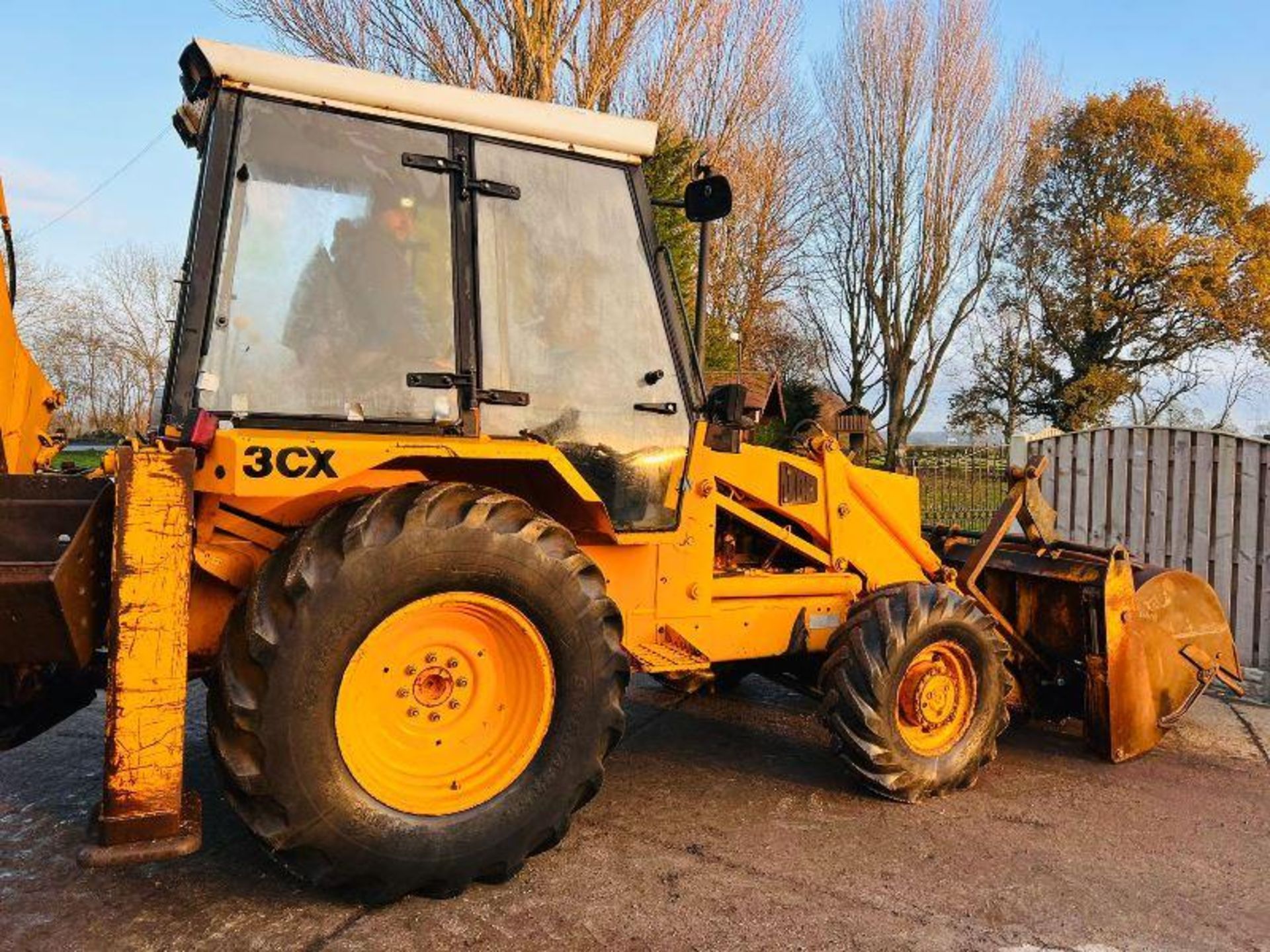 JCB 3CX PROJECT 7 4WD BACKHOE DIGGER C/W 4 X BUCKETS - Image 2 of 10