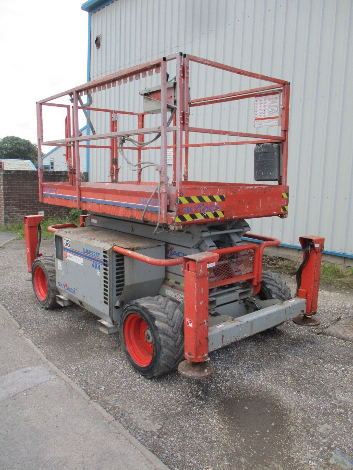 2011 SKYJACK 6832 SCISSOR LIFT ACCESS PLATFORM CHERRY PICKER MEWP GENIE DELIVERY - Image 8 of 13