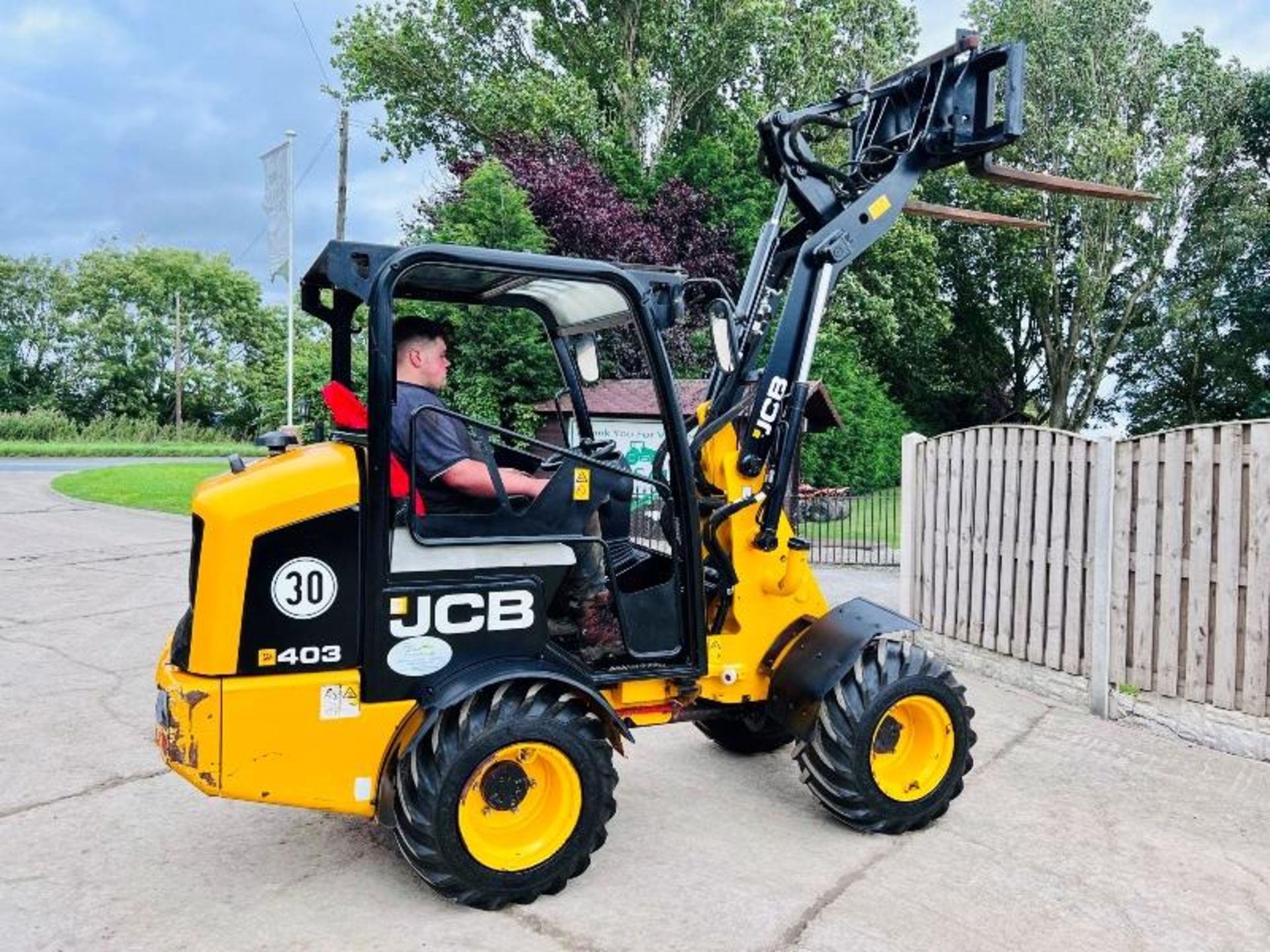 JCB 403 4WD LOADING SHOVEL *YEAR 2018 ,ONLY 2818 HOURS* C/W PALLET TINES - Image 10 of 15