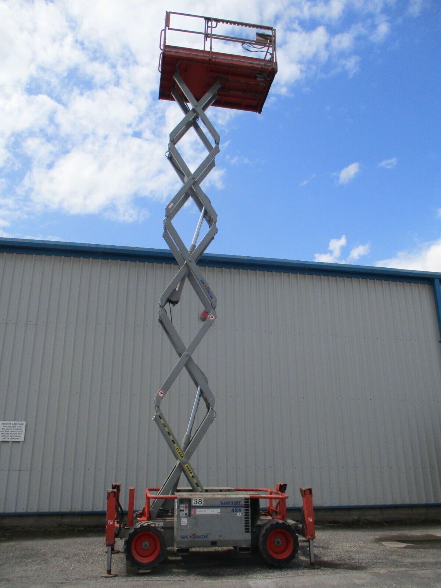 2011 SKYJACK 6832 SCISSOR LIFT ACCESS PLATFORM CHERRY PICKER MEWP GENIE DELIVERY - Image 13 of 13