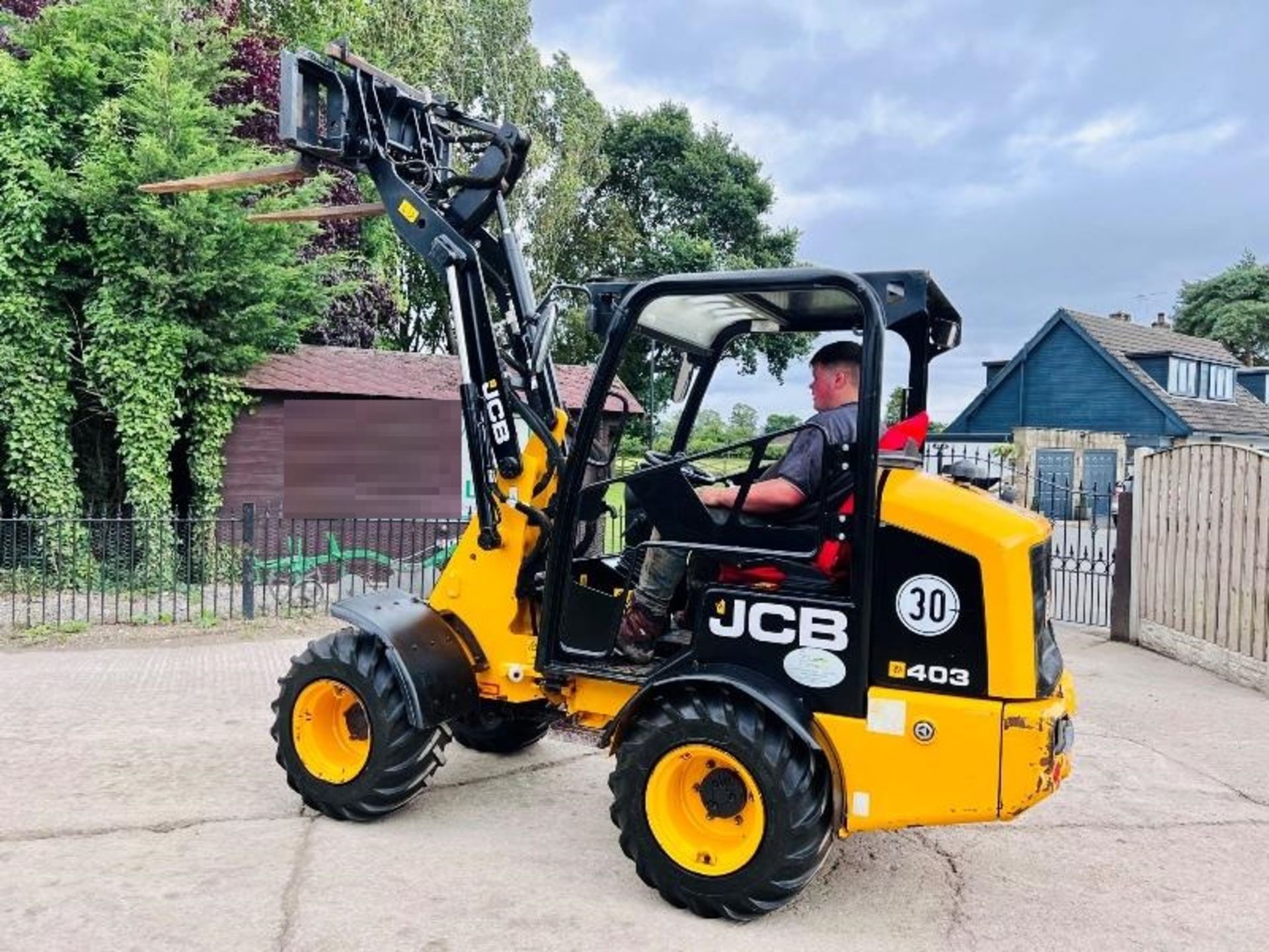 JCB 403 4WD LOADING SHOVEL *YEAR 2018 ,ONLY 2818 HOURS* C/W PALLET TINES - Image 14 of 15