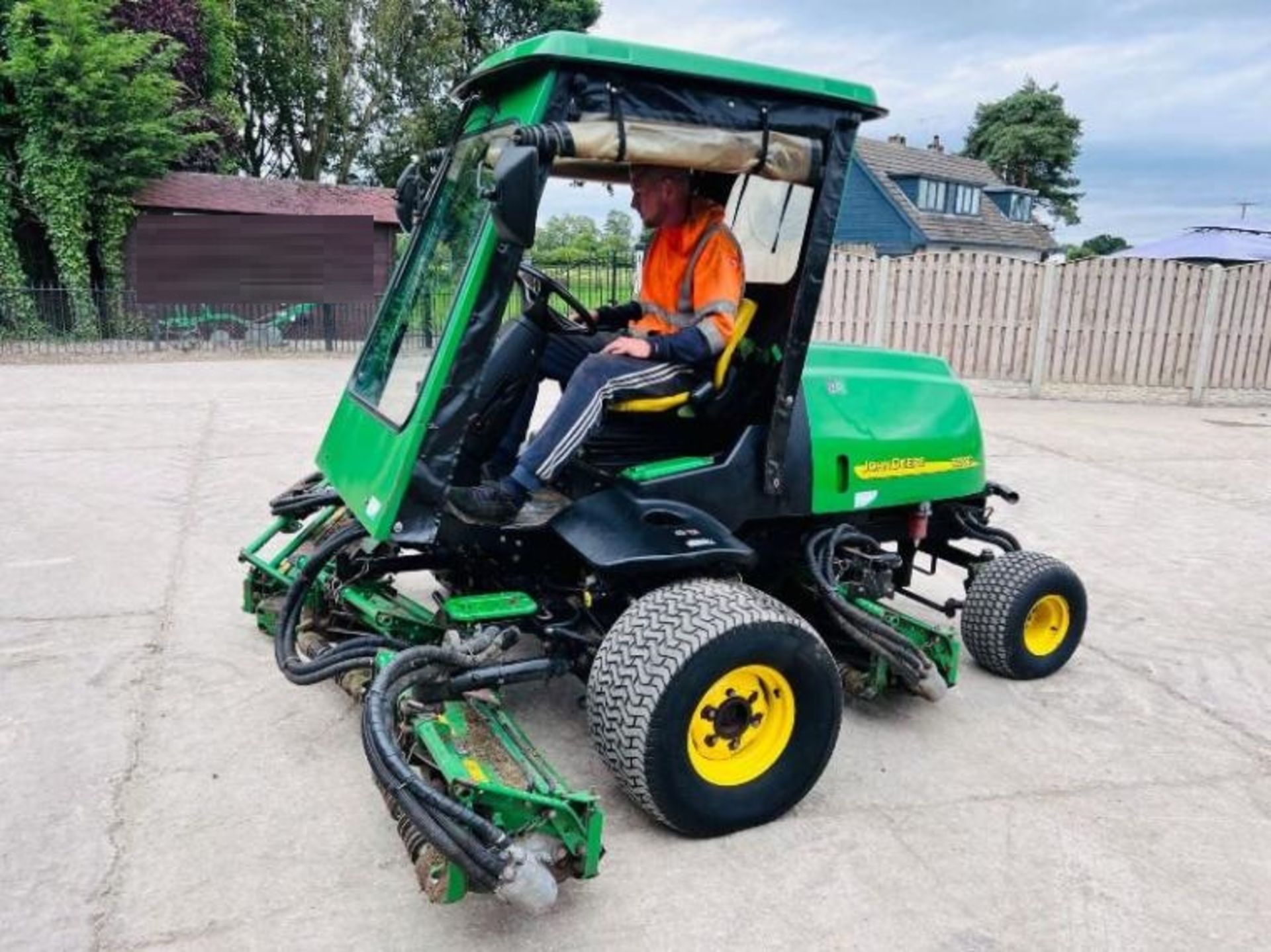 JOHN DEERE 3235C 5 GANG MOWER C/W CABIN - Image 14 of 18