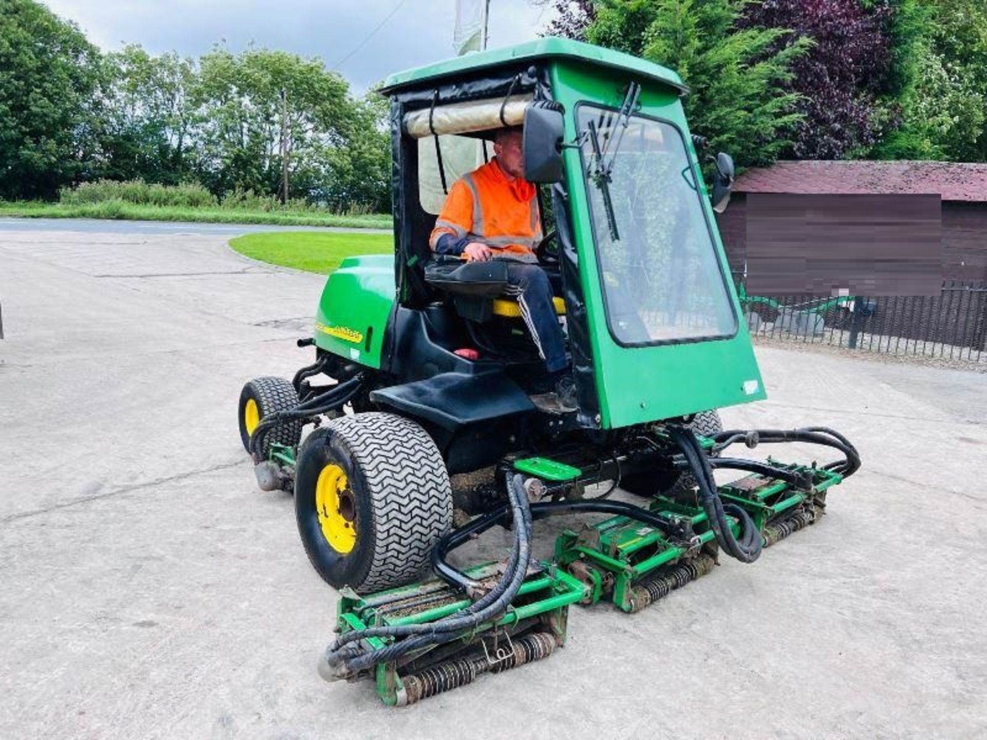 JOHN DEERE 3235C 5 GANG MOWER C/W CABIN - Image 4 of 18