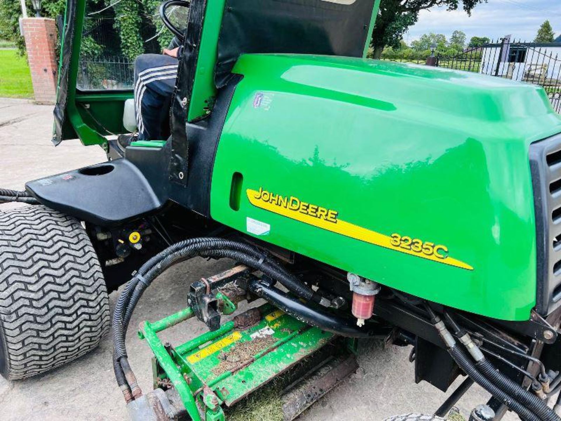 JOHN DEERE 3235C 5 GANG MOWER C/W CABIN - Image 16 of 18