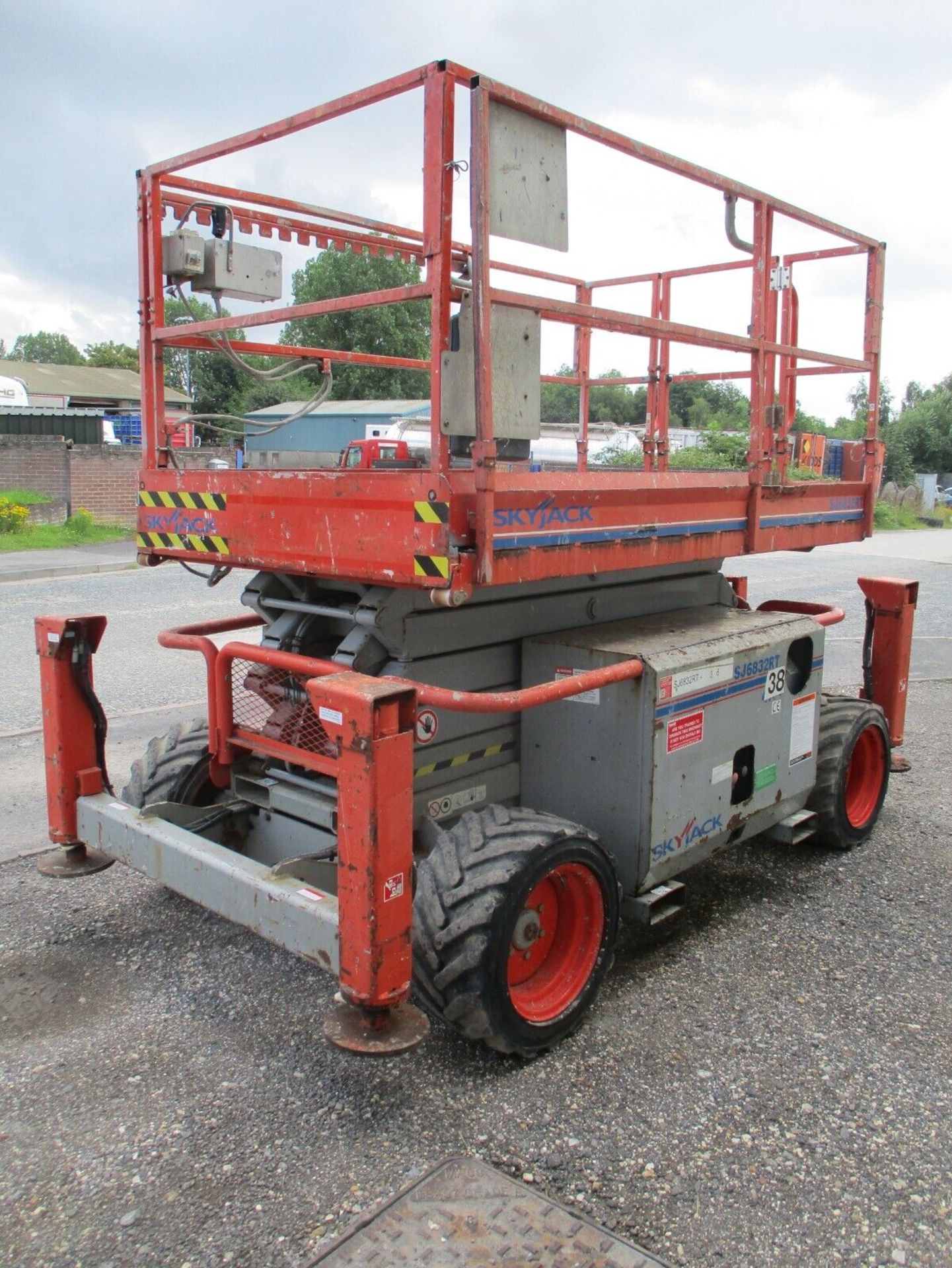 2011 SKYJACK 6832 SCISSOR LIFT ACCESS PLATFORM CHERRY PICKER MEWP GENIE DELIVERY - Image 6 of 13