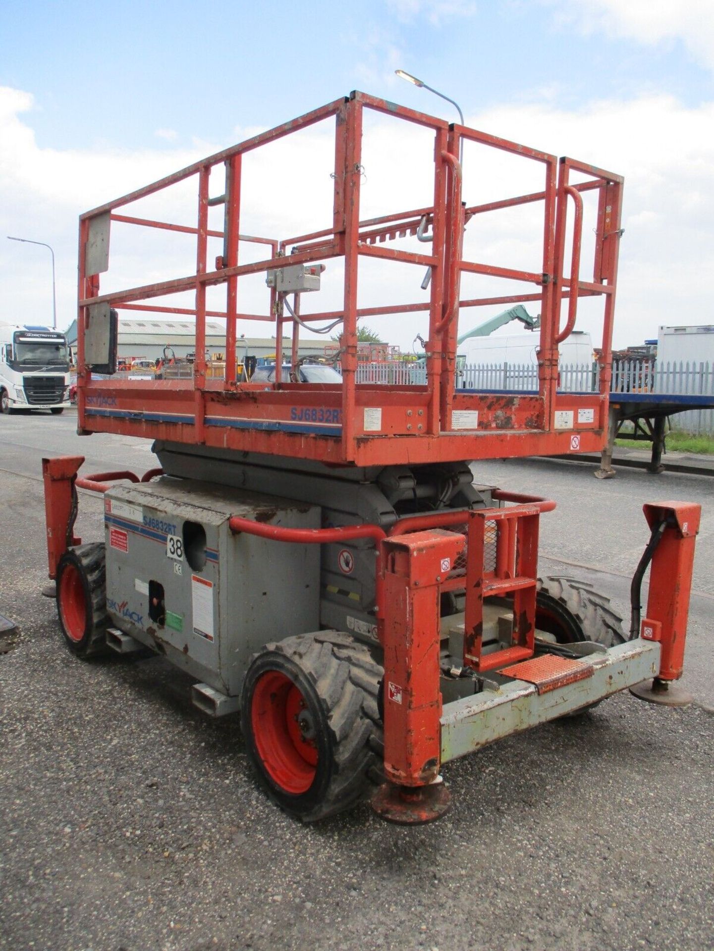 2011 SKYJACK 6832 SCISSOR LIFT ACCESS PLATFORM CHERRY PICKER MEWP GENIE DELIVERY - Image 3 of 13