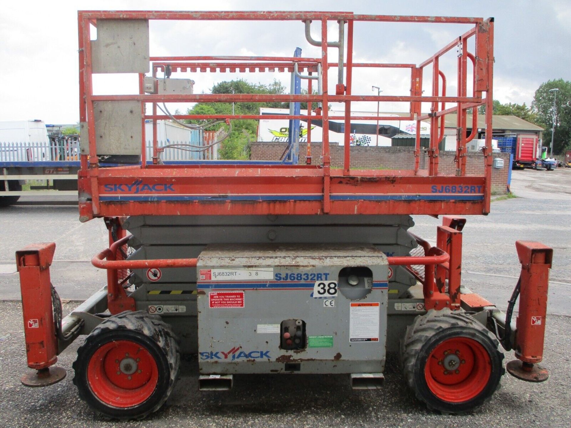 2011 SKYJACK 6832 SCISSOR LIFT ACCESS PLATFORM CHERRY PICKER MEWP GENIE DELIVERY - Image 5 of 13