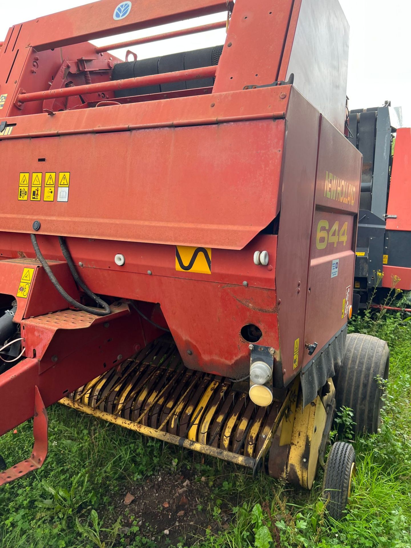 NEW HOLLAND ROUND BALER